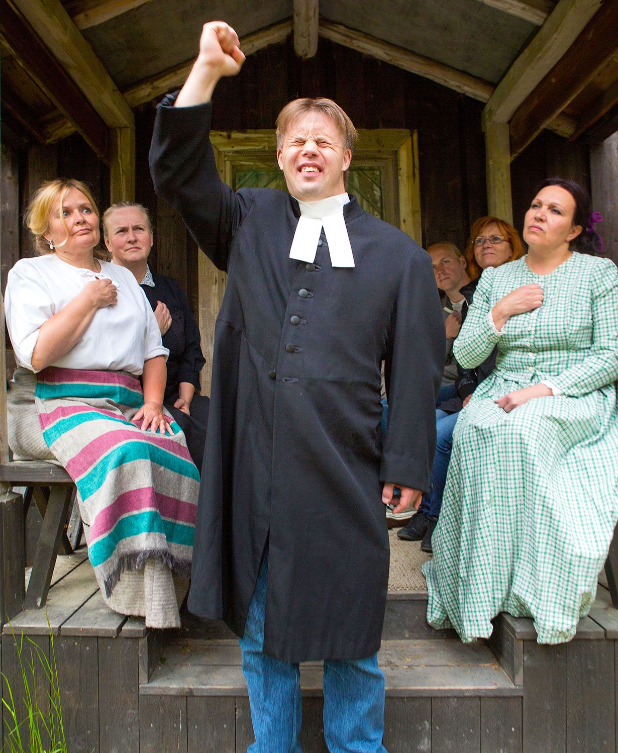 Kivi-juhlien puheenjohtaja Lea Hirvasniemi-Haverinen sekä harrastajanäyttelijät ja Jannen tukijoukot Elina Airikkala, Marko Tikkinen, Kati Matilainen ja Tiina Jokelainen eivät kyllästy katsomaan Jannen roolisuoritusta.