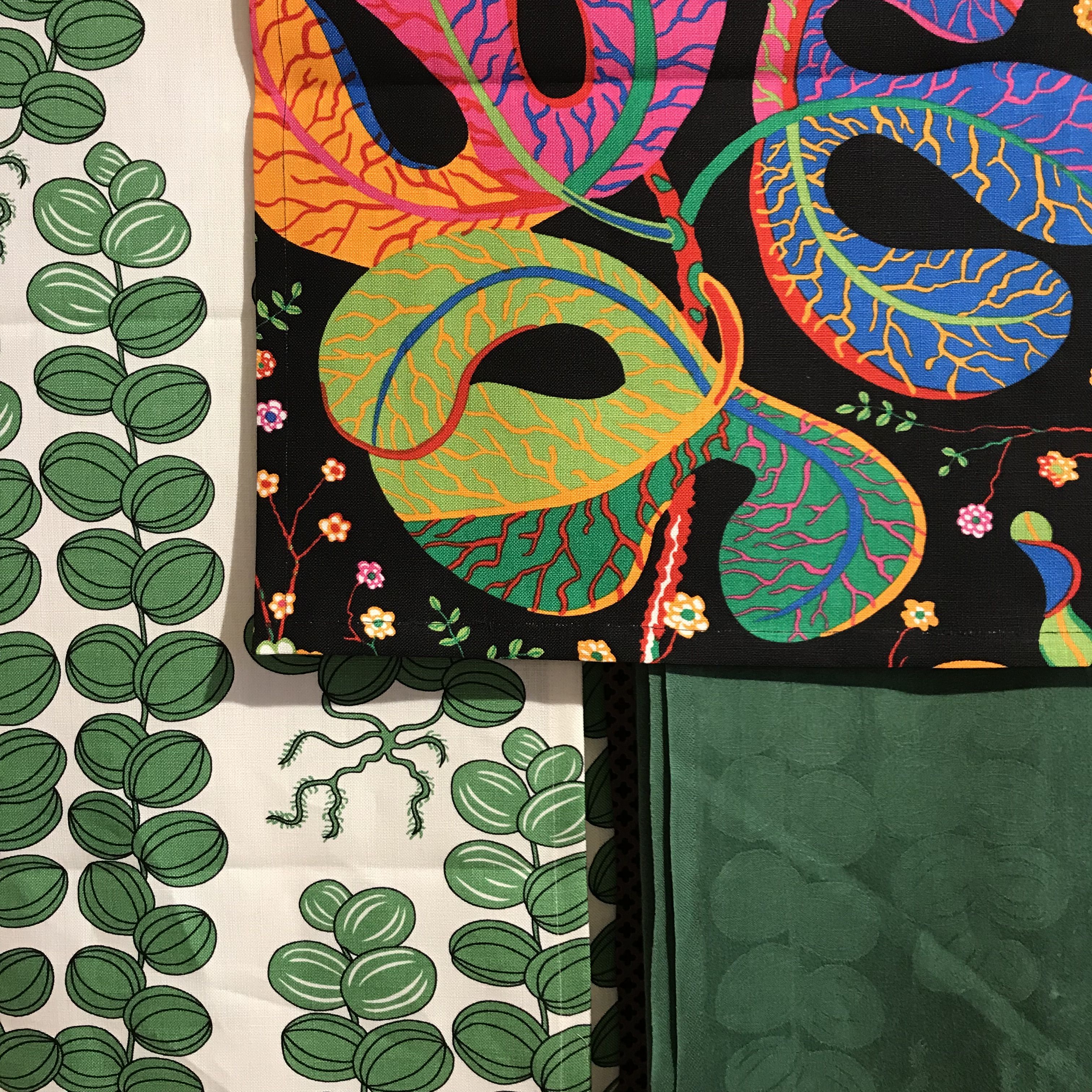 Svenskt Tennin designin tunnistaa helposti. Kuosit hehkuivat Strandvägenin myymälässä lautasliinoissa, verhoissa ja huonekaluissa.