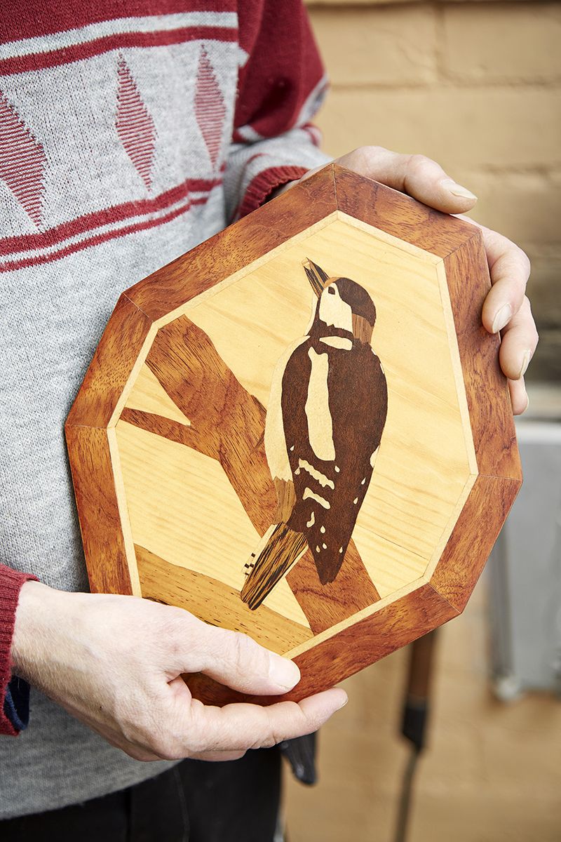 Intarsiatyö vaatii tarkkuutta, kärsivällisyyttä ja hyvän valaistuksen. Intarsialla tarkoitetaan useimmiten erilaisten sisustuspintojen ja taulujen upotuskoristelua. Menetelmä on kuin palapeliä: kuva-aiheeseen leikataan pala palalta aukkoja, jotka sitten täytetään viiluilla. Tähän käpytikkaan Erkki käytti mm. ebenpuu-, koivu-, palisanteri-, tiikki- ja mäntyviiluja.