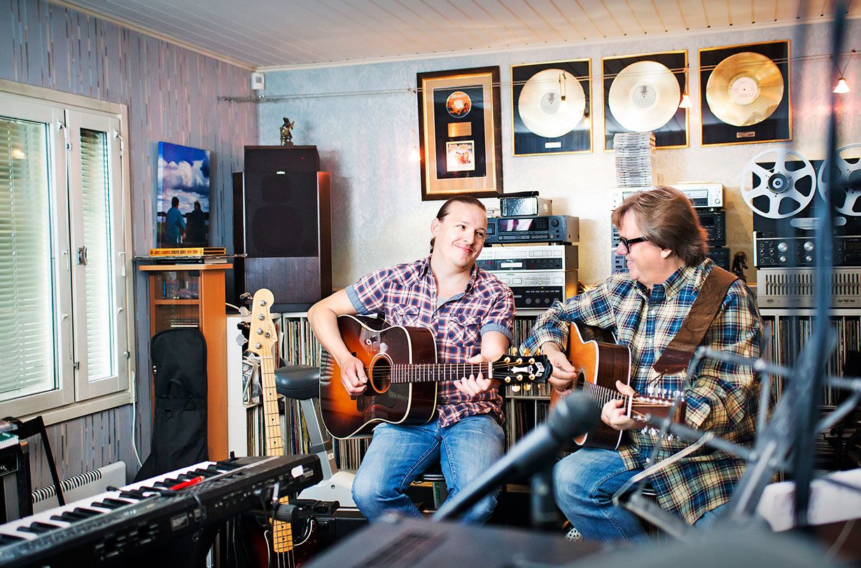 – Nuorempi muusikkopolvi on tullut minulle Kallen kautta tutuksi, Mikko toteaa kotinsa alakerran treenikämpässä.