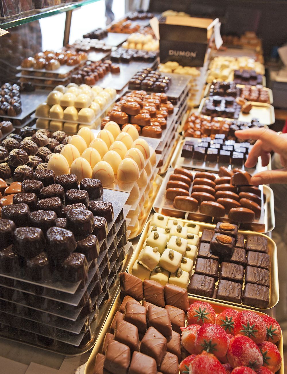 Bruggessa on viitisen-kymmentä suklaakauppaa. Suklaata myydään painon mukaan; 60 palaa sisältävä kilon paketti maksaa noin 23 euroa.