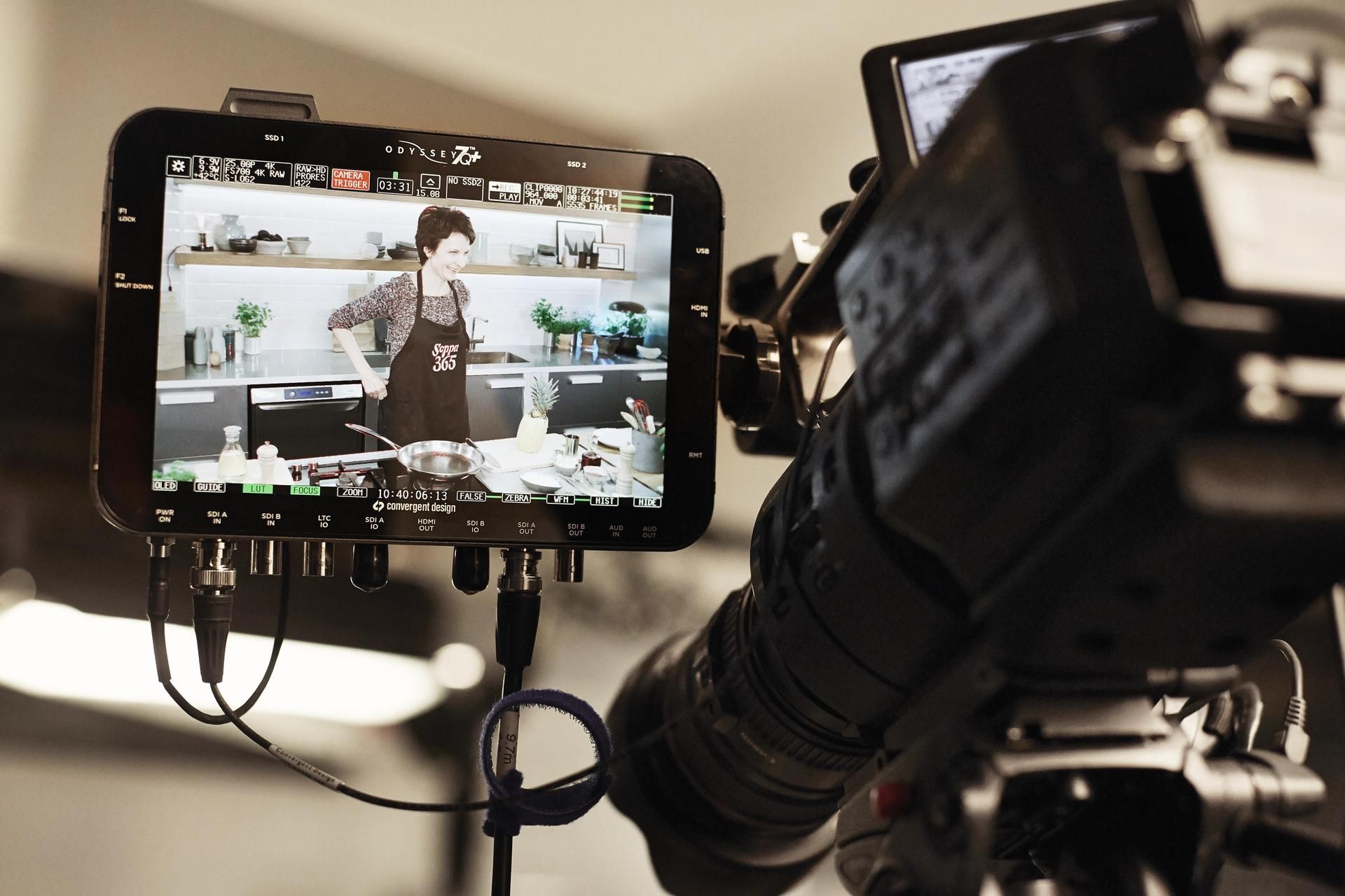 Ohjaaja tarkkailee kuvakulmia.