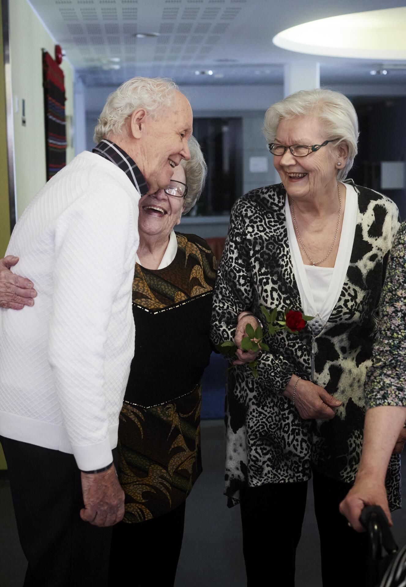 Heikki Sillman ojentaa ruusut Annikki Hätöselle ja Pirkko Tikkaselle naistenpäivän kunniaksi.