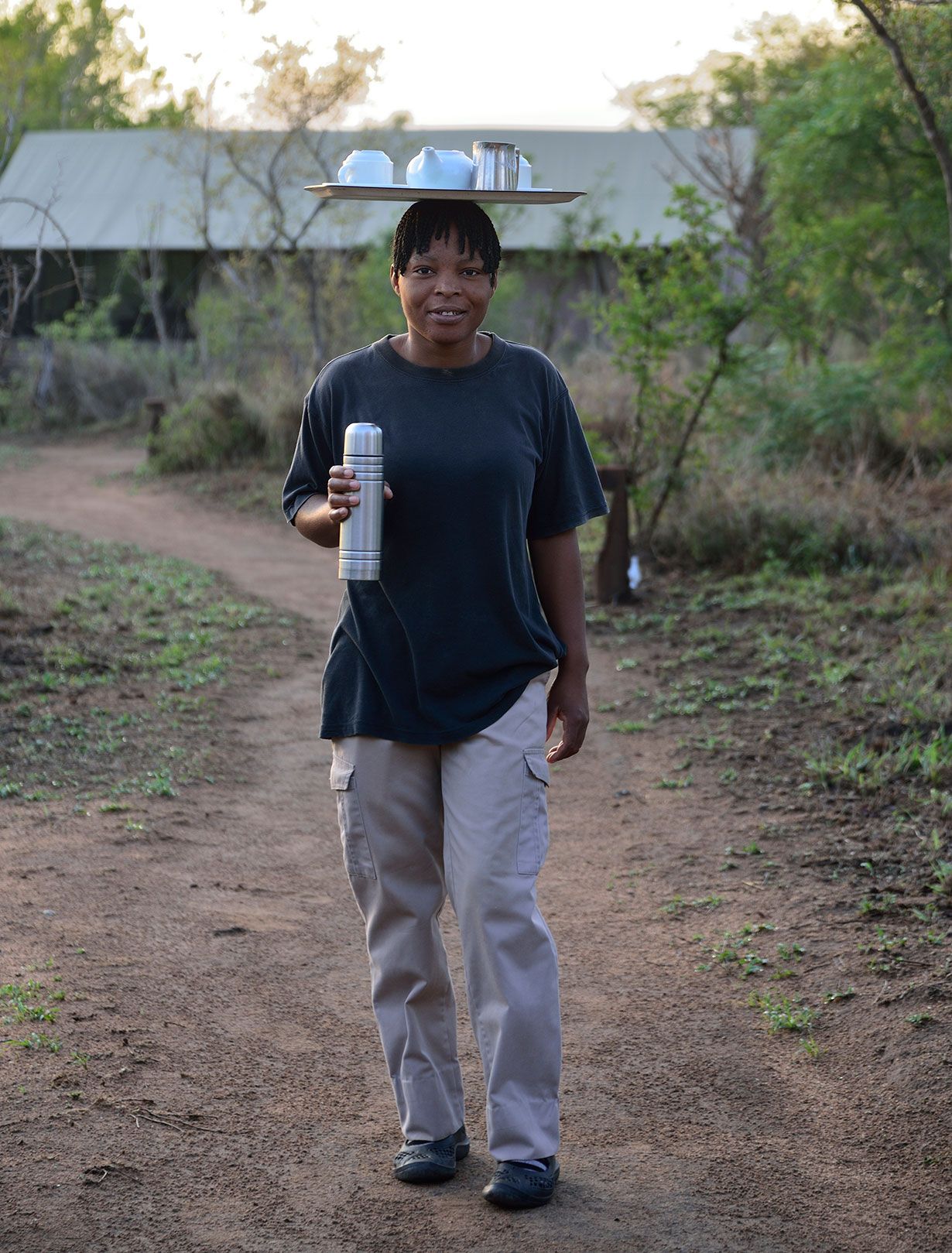 Kahvitarjoilu ennen aamusafaria saapuu afrikkalaiseen tyyliin.