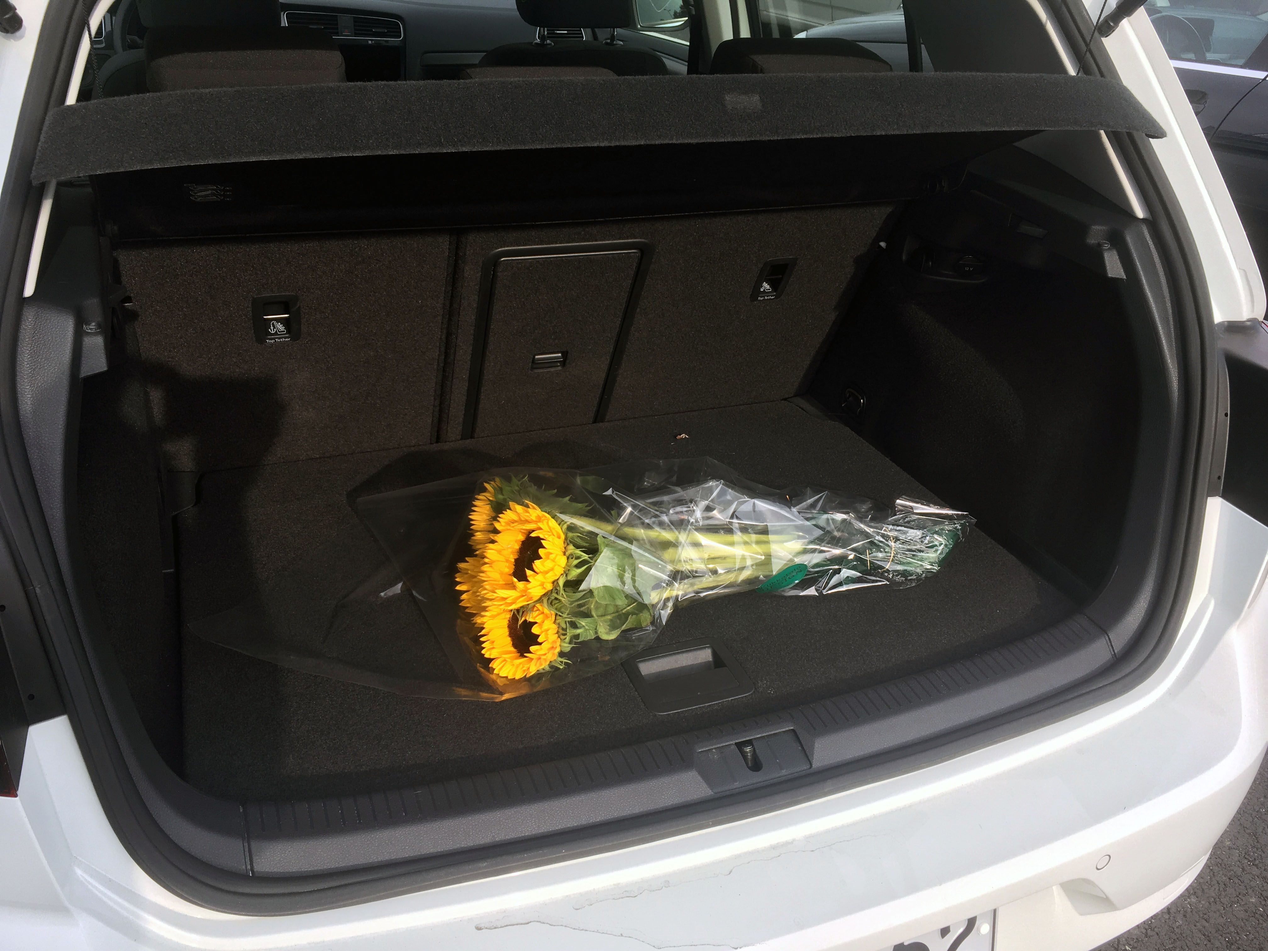 Takakontin tilavuus on 340 litraa. Takapenkin selkänojat kaatuvat kahdessa osassa.