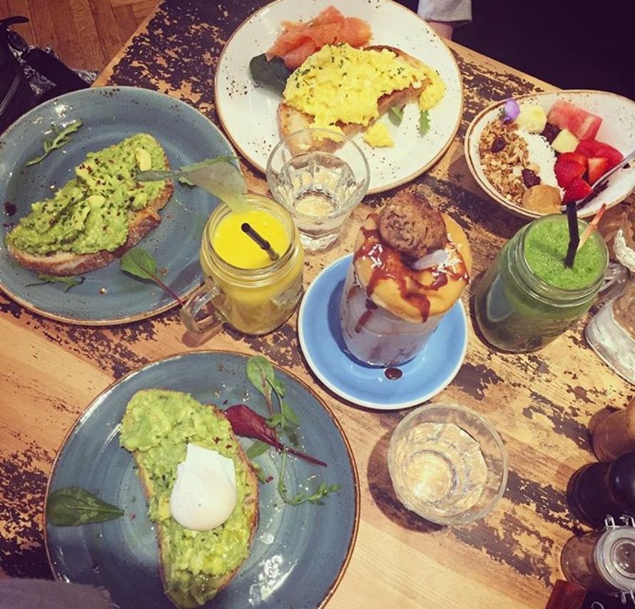 Tyttöjen reissun herkkuaamupala Tukholmassa.