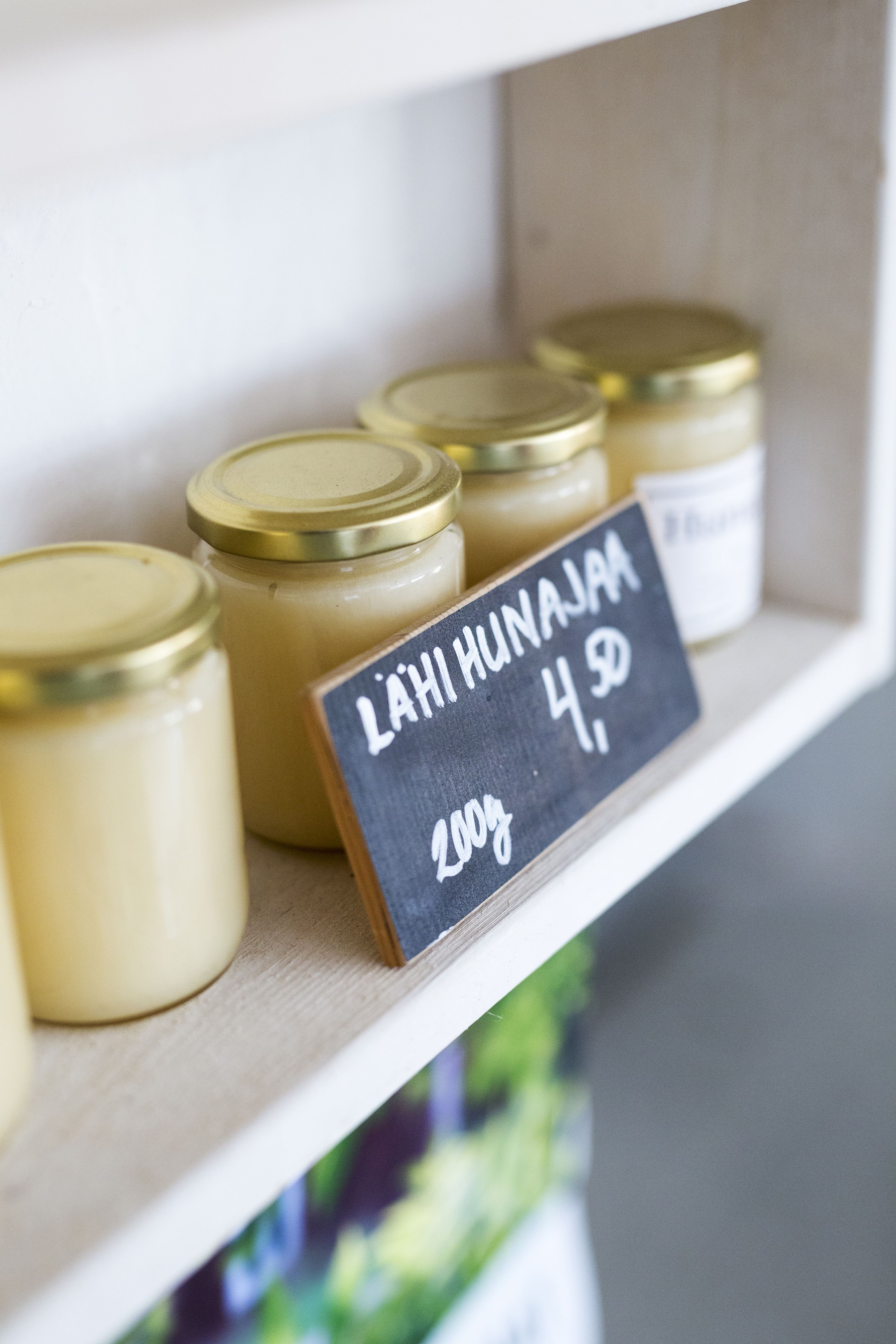 Tilapuodissa myydään sekä oman tilan että lähialueen tuotteita.