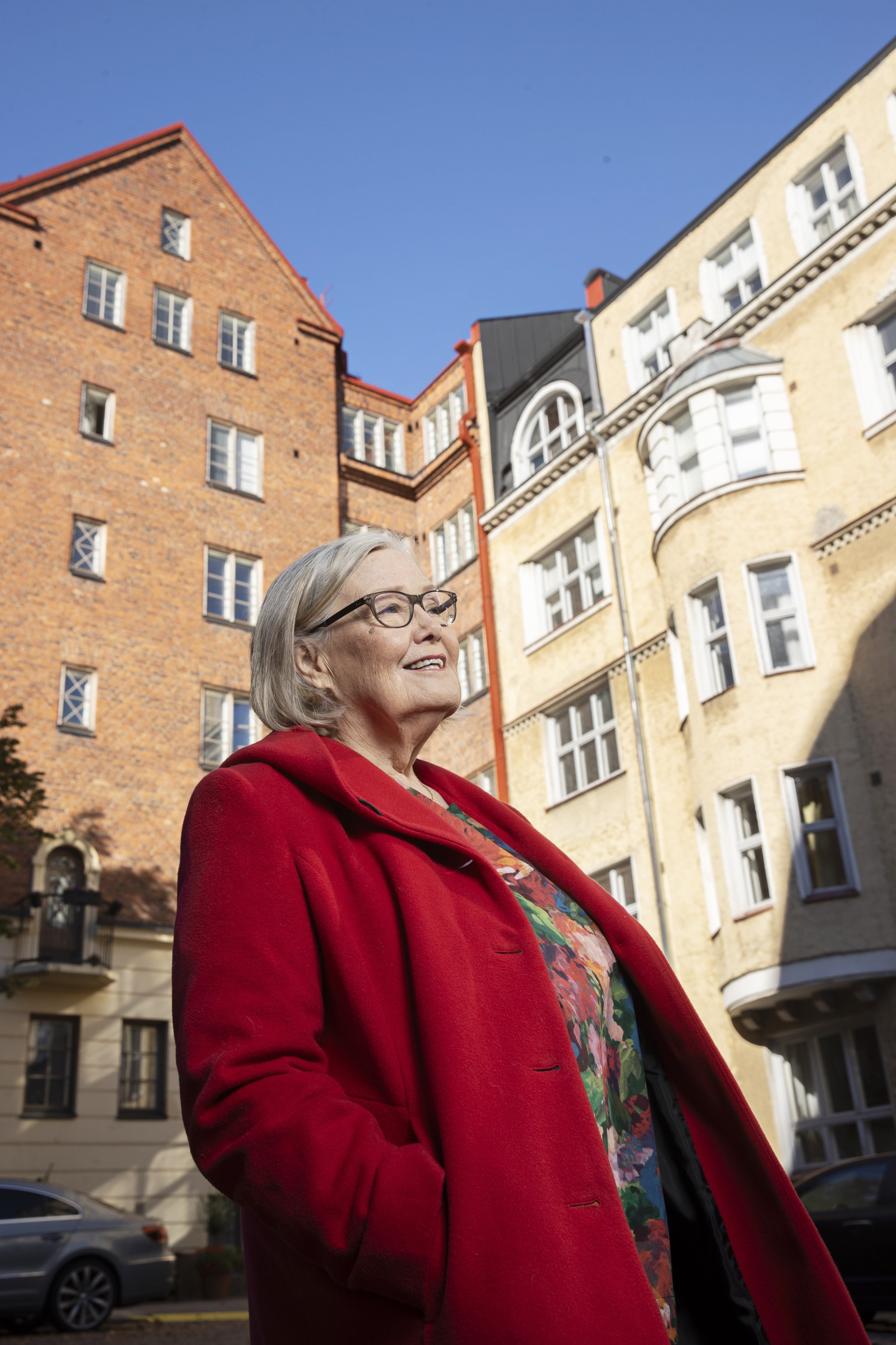 Eva-Riitta opettelee irrottamaan ajatuksesta, että koko ajan pitäisi olla tehokas tai hyödyksi. "Haluan osata iloita ilman huonoa omaatuntoa siitä, etten tee sen vastapainoksi jotain hyödyllistä tässä ja nyt."