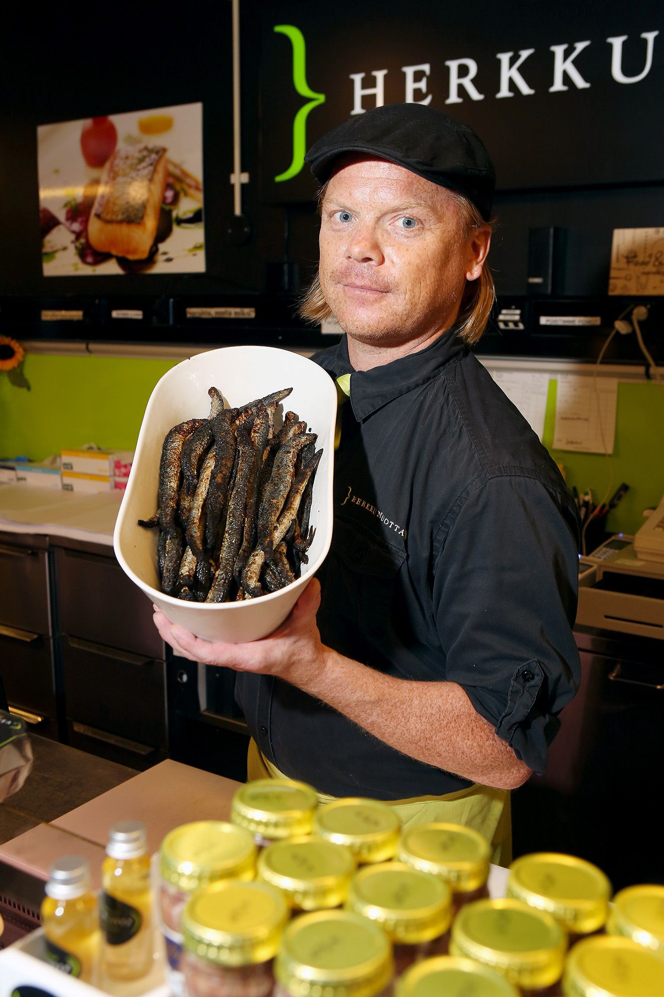 Mikko Isoherranen esittelee nahkiaisia Turun Kauppahallissa.