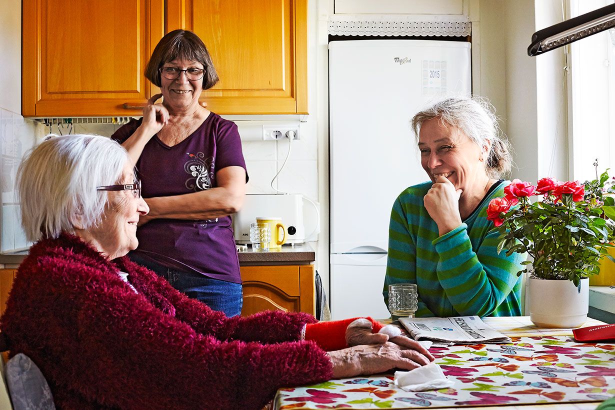Allilla on turvaringissään oma lääkäri, tyttärentytär Paula (oik.), jolle kotisairaanhoito on tuttua jo työn puolesta.