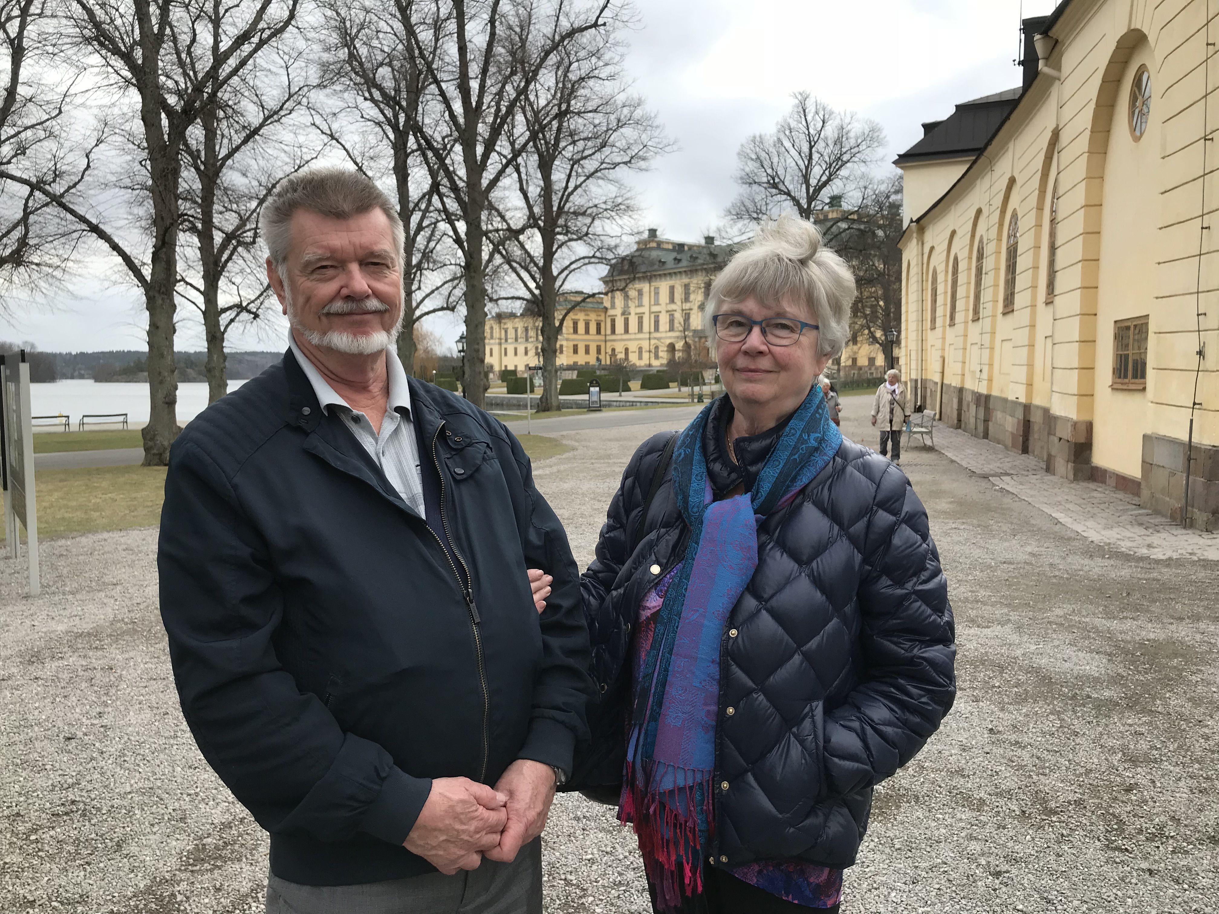 Magnus ja Helga Tervo olivat tyytyväisiä linnaretkeen. Vain sää yllätti – ennuste oli luvannut lämmintä kevätpäivää koleuden sijaan.