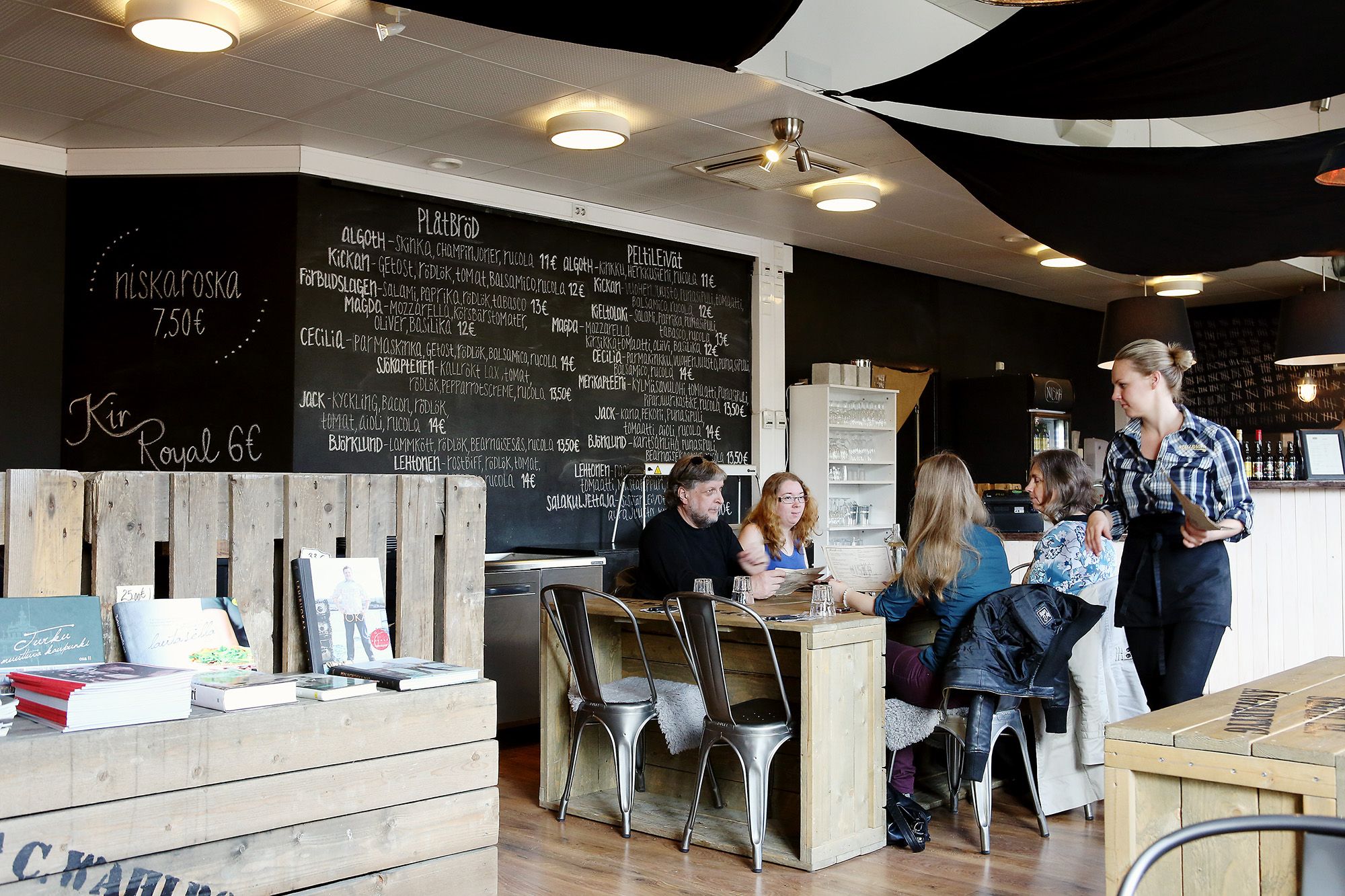 Niskan sisustukseen on haettu inspiraatiota kieltolain ajoista.