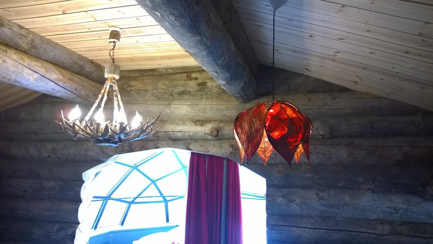 Ari ja Jukka valmistivat kuvan valaisimen poronsarvesta. Vieressä on Irenen poron raakanahasta valmistama valaisin. Valaisimet ovat Saariselällä Kakslauttasessa ylellisessä mökissä, johon on yhdistetty hirsinen mökki ja iglurakennelma.