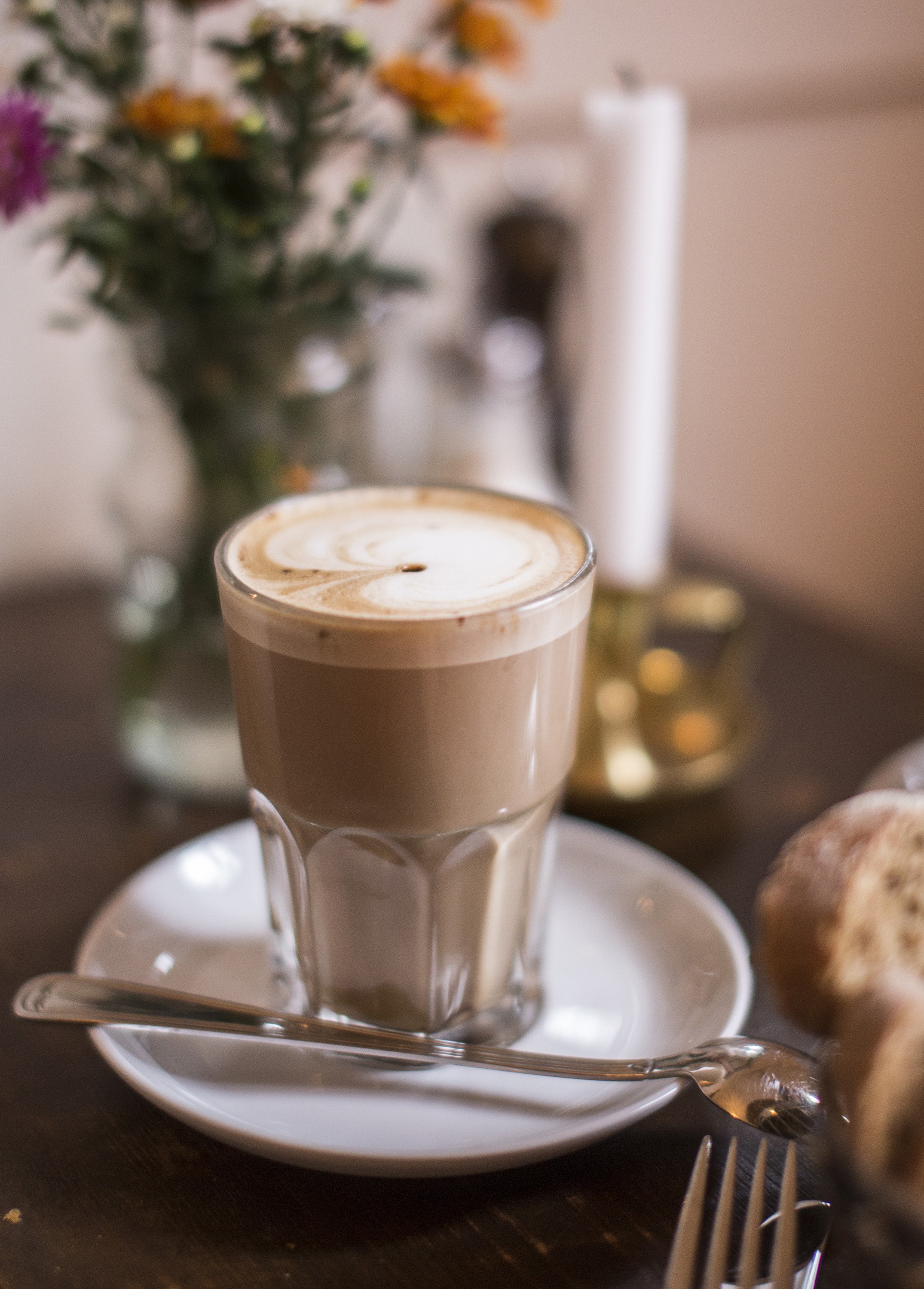 Kahvila on tuttujen ja tuntemattomien tärkeä kohtauspaikka Berliinissä. Latte maistuu Prenzlauer Bergin kaupunginosassa.