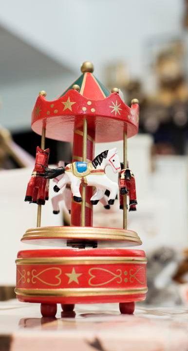 Anni ja Aleksi -kaupan punainen karuselli soittelee Ravelin Boleroa.