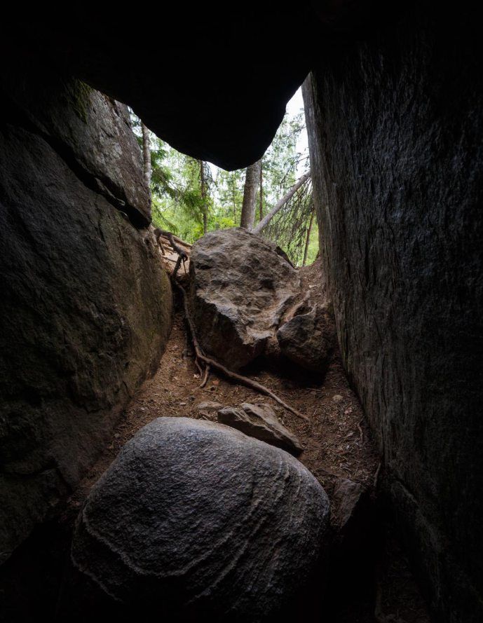 Pirunkirkkoon pääsee vain ohjatulla retkellä.