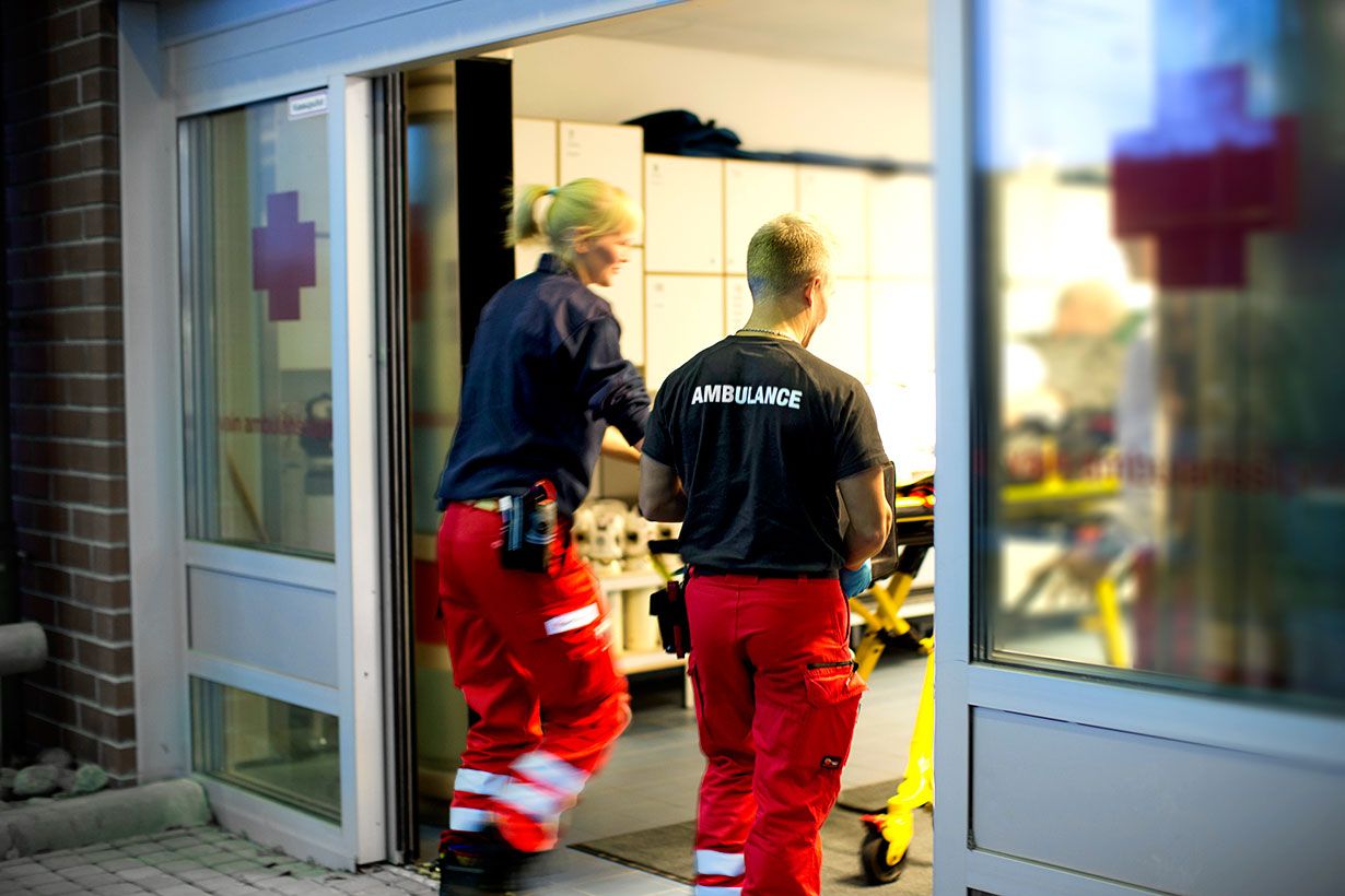 Joni ja Susanna veivät Kaisa Luukkasen kovan polvikivun takia ensin Laukaan terveyskeskukseen ja myöhemmin keskussairaalaan.