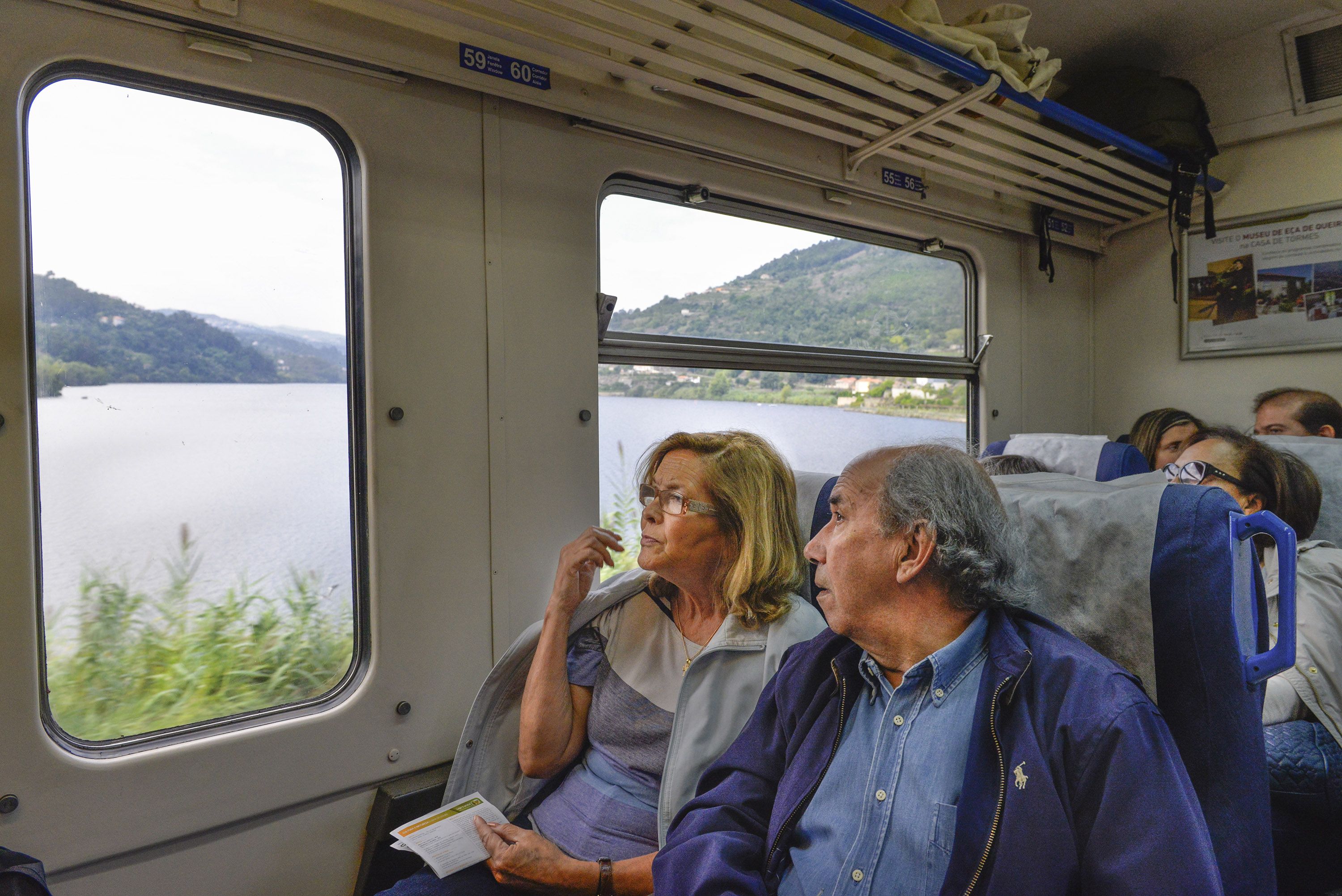 Eläkkeellä oleva opettajapari Maria Armanda Sousa Pinto ja Aviomies José matkustavat viiniriehaan junalla. 