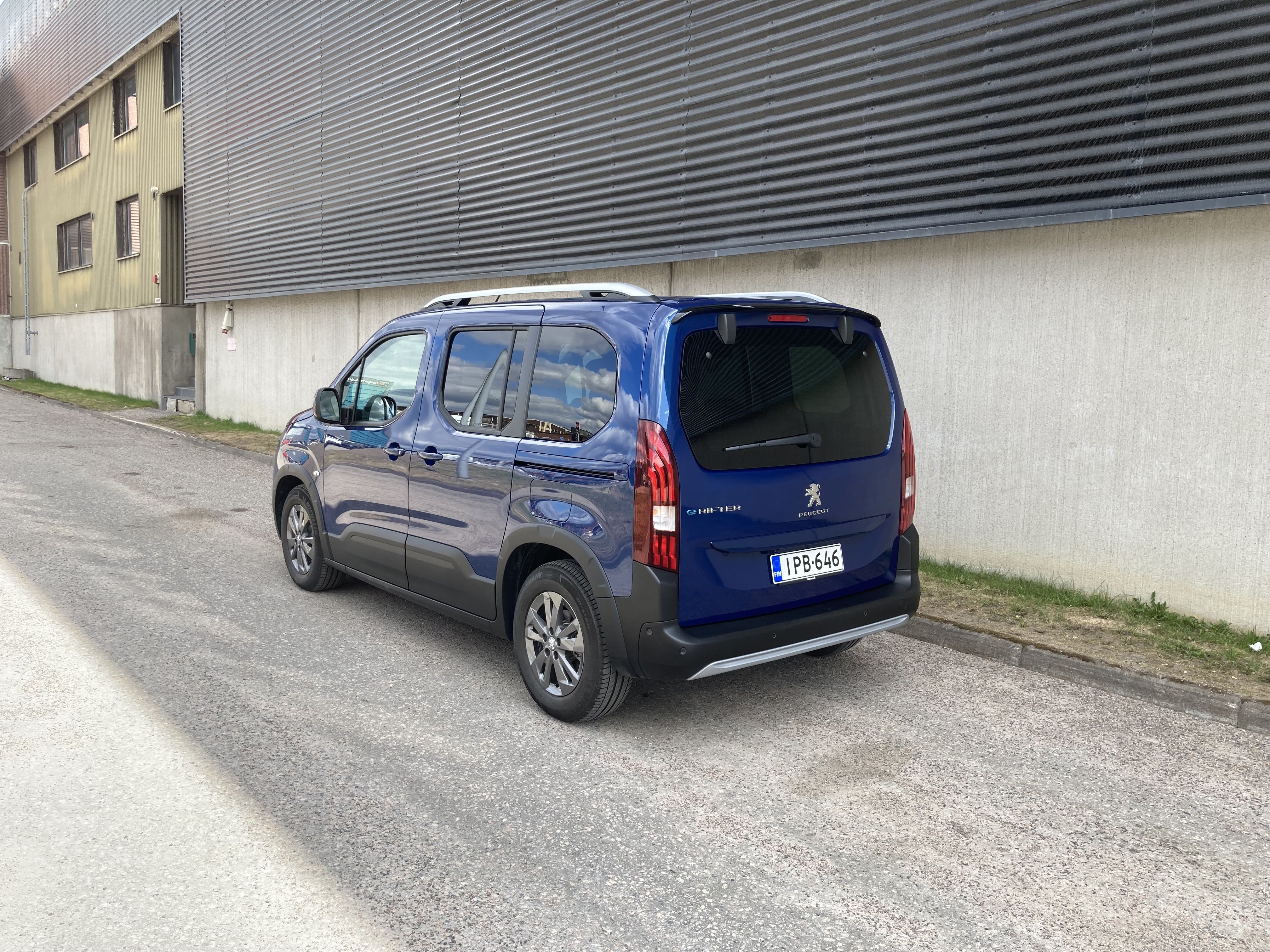 Pakettiautomaisuus korostuu takavinkkelistä.