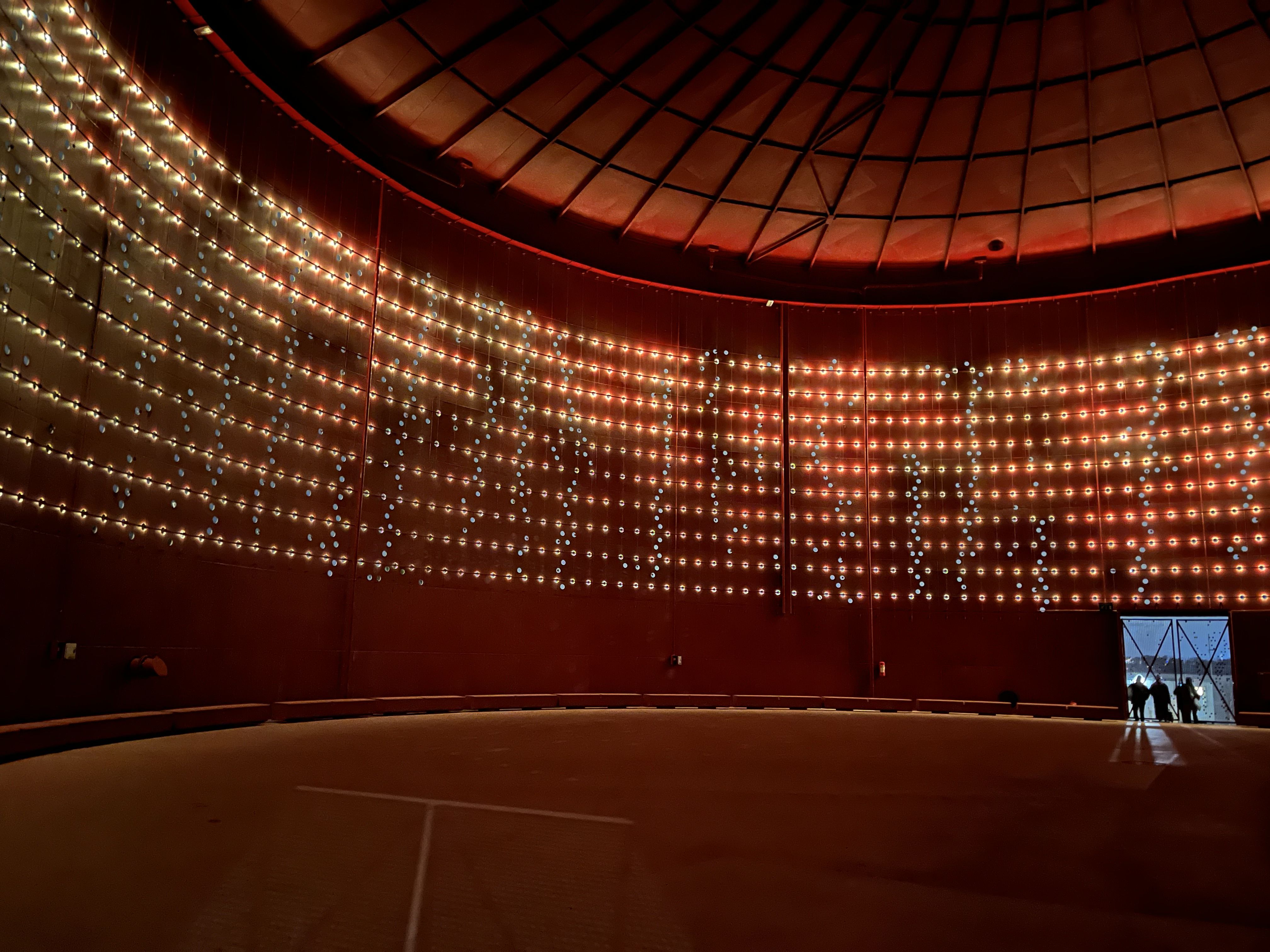 Öljysäiliö 468 muistuttaa myös Kruunuvuorenrannan historiasta.