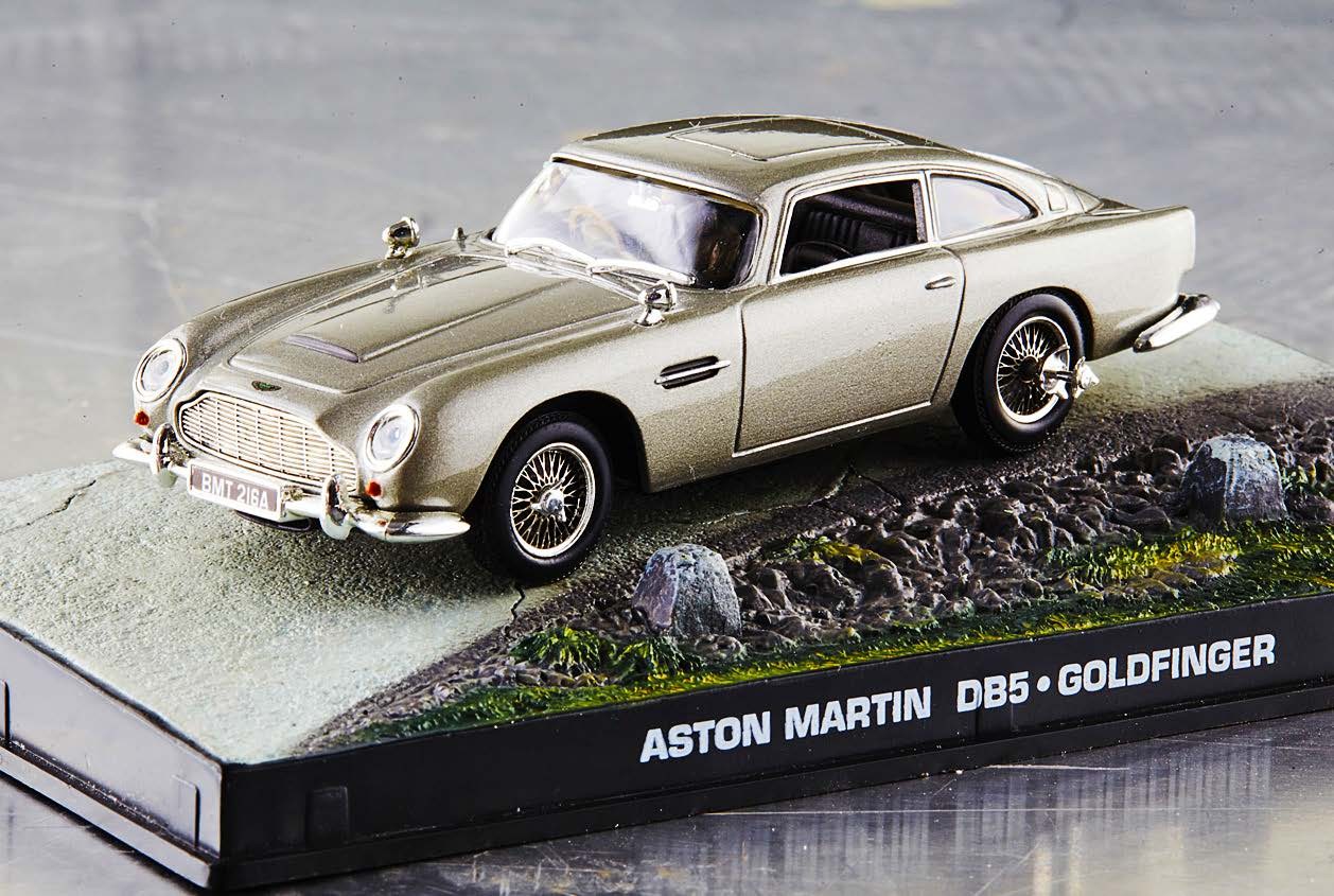 Aston Martinin pienoismalli vihjaa James Bondin automausta.
