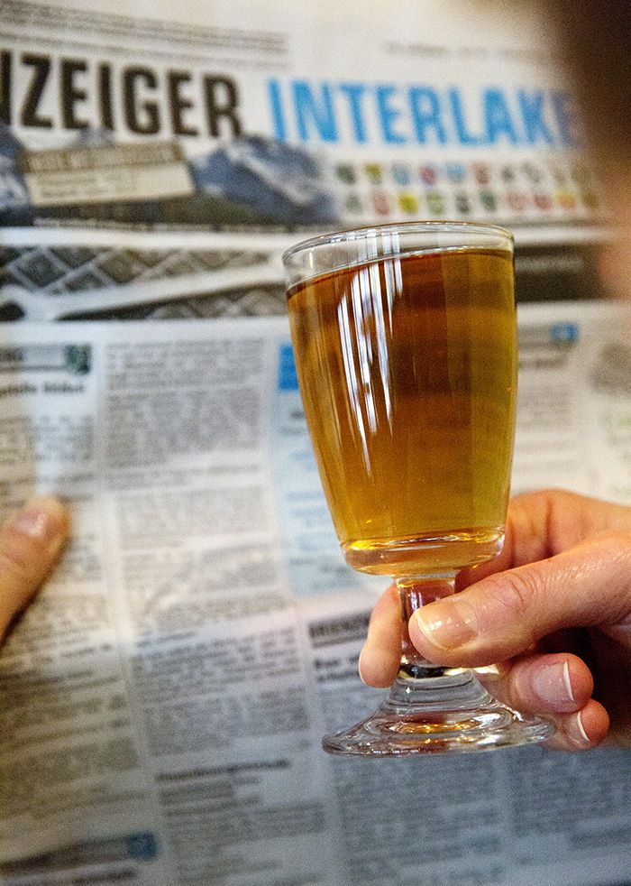 Lepo- ja lukuhetki. Sveitsi on sekä viini- että olutmaa.