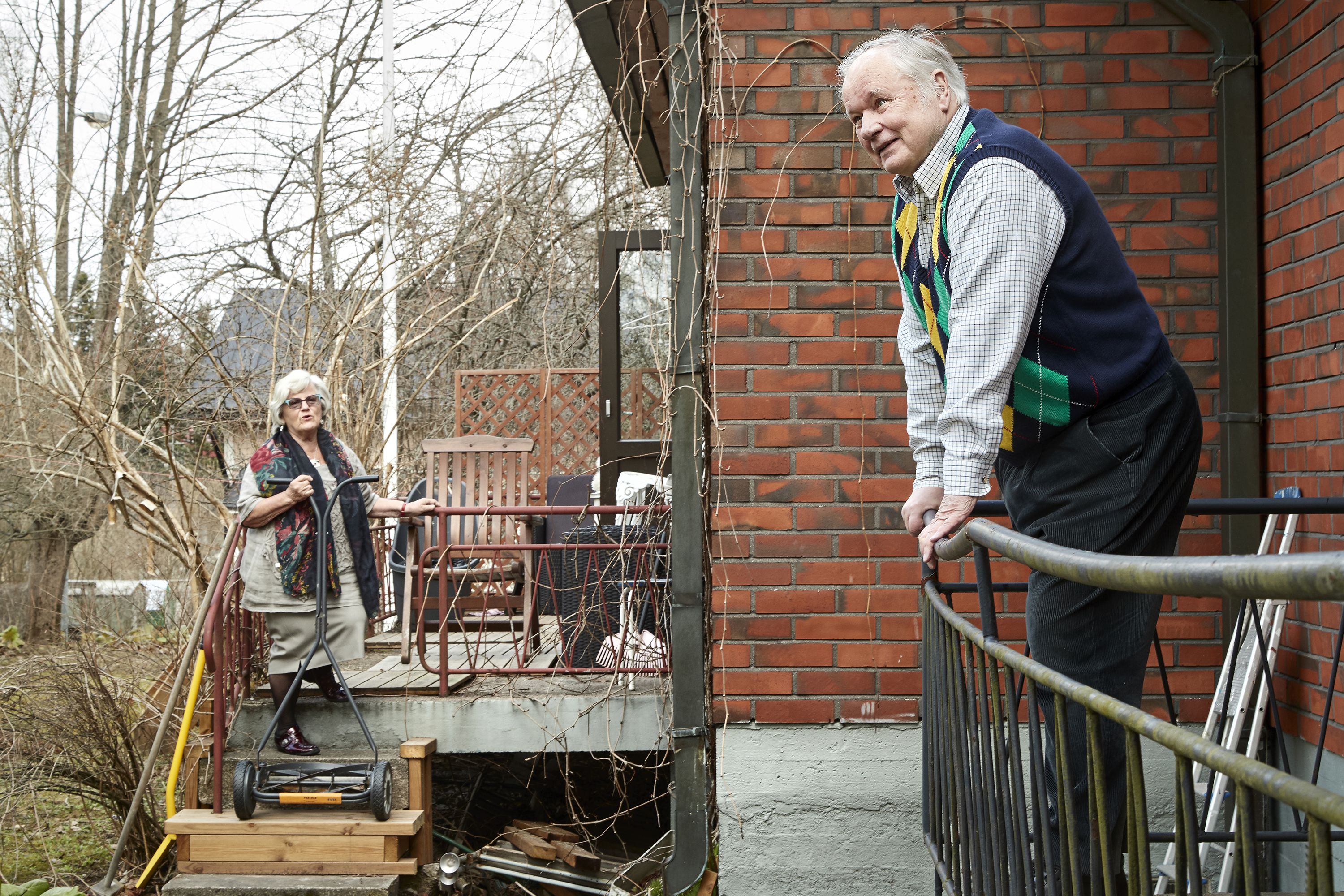 Heli ja Jussi touhuavat pihalla omilla puolillaan.