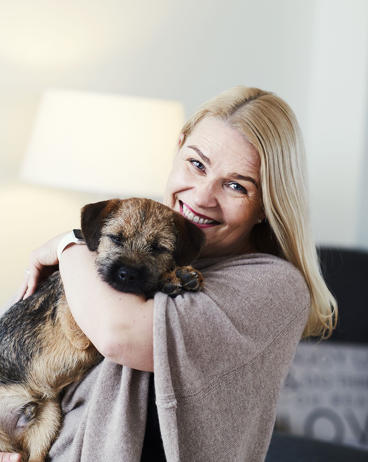 Sairastumisen jälkeen Helin perheeseen on otettu borderterrieri Topi. - Se tuo iloa arkeen, Heli sanoo.