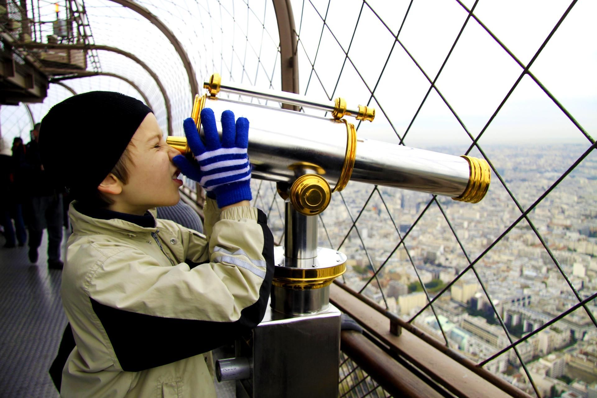 Olavi tutkii kaupunkia Eiffel-tornista.