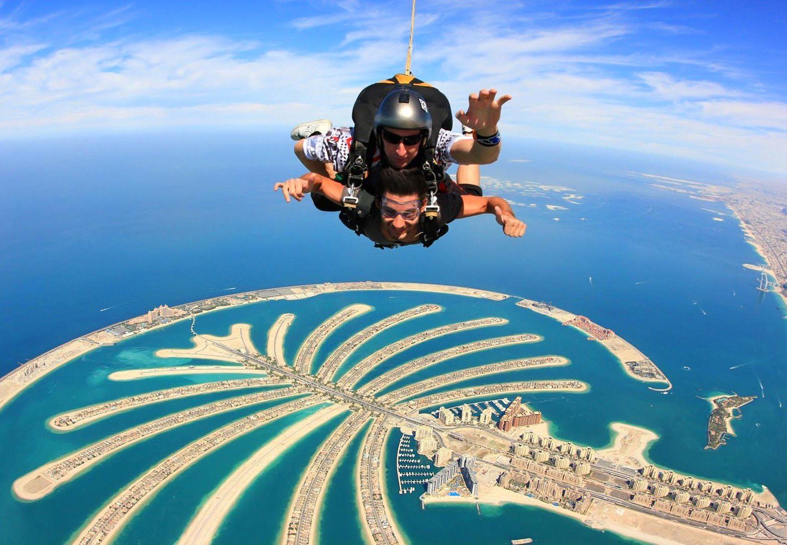 Tandemhyppääjä näkee palmusaaren linnun silmin.