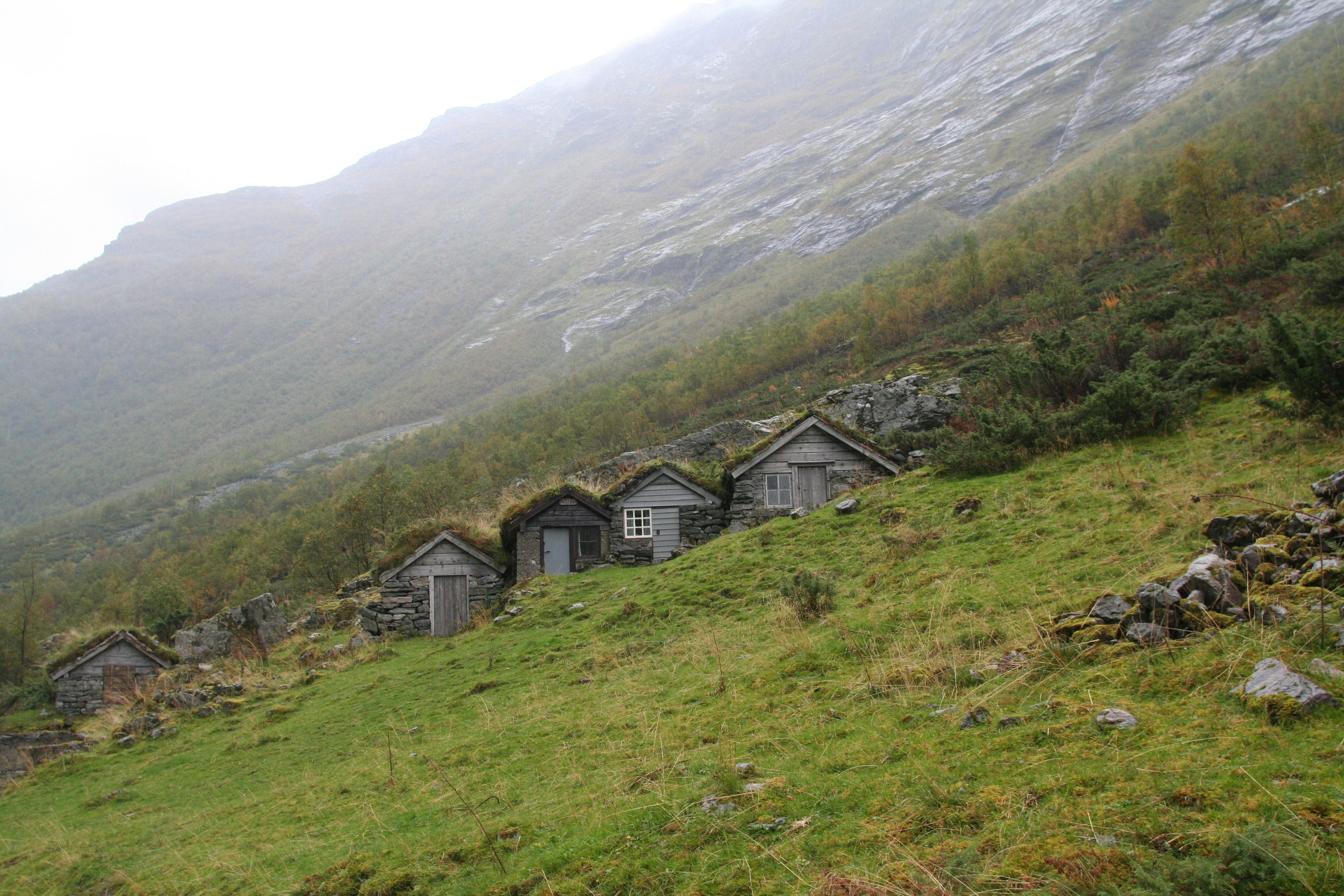 Øyen kylän takamaille lähetettiin aikoinaan miniät paimentamaan lampaita. Naiset yöpyivät mökeissä, jotka ovat nyt matkailukäytössä. 