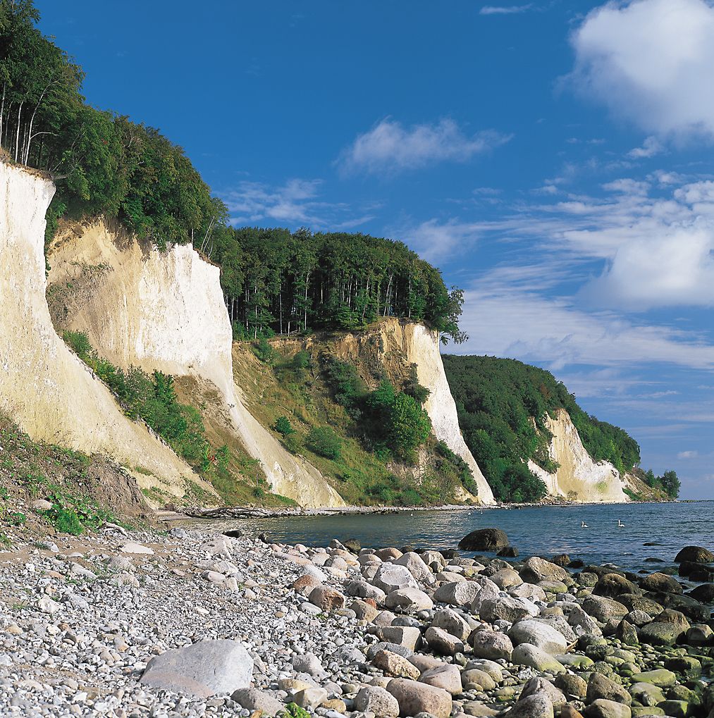 Kylpylöiden ja uimarantojen lisäksi vetonaula on saaren pohjoisosan jyrkät rantakalliot. 