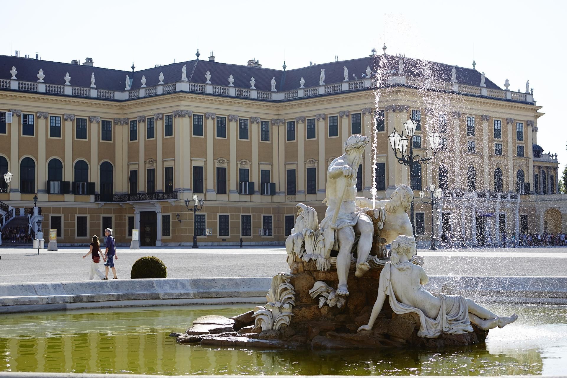 Schönbrunnin linna oli Sissin ja Franz Josefin koti.