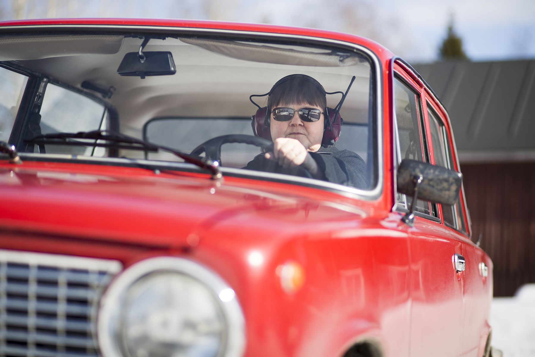 Mansikilla pitkin poikin pohjoista Suomea. Nyyskä kuuntelee Ladassaan radiota kuulokkeilla.