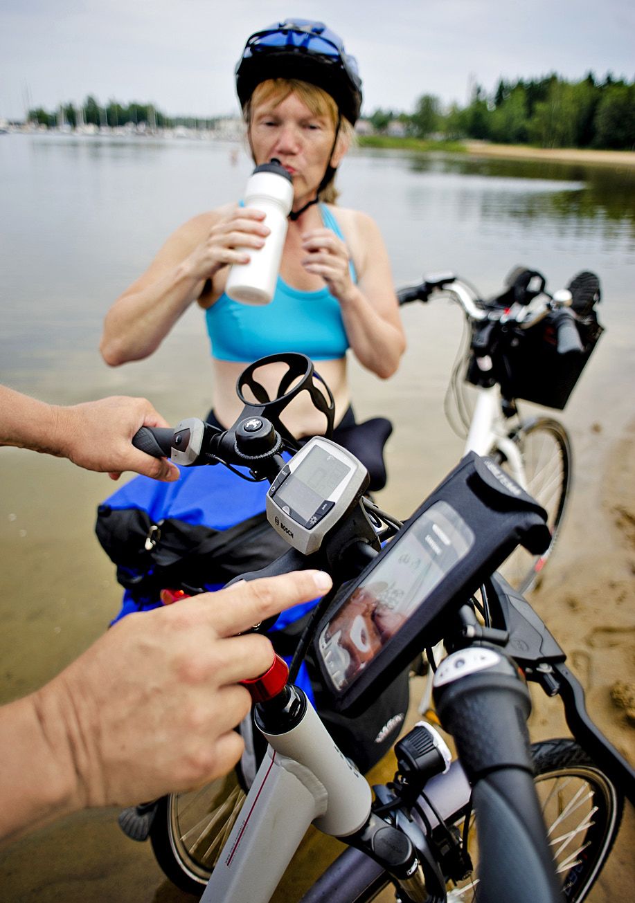 Kittholman uimarannalla Börje tutkii navigaattoria.