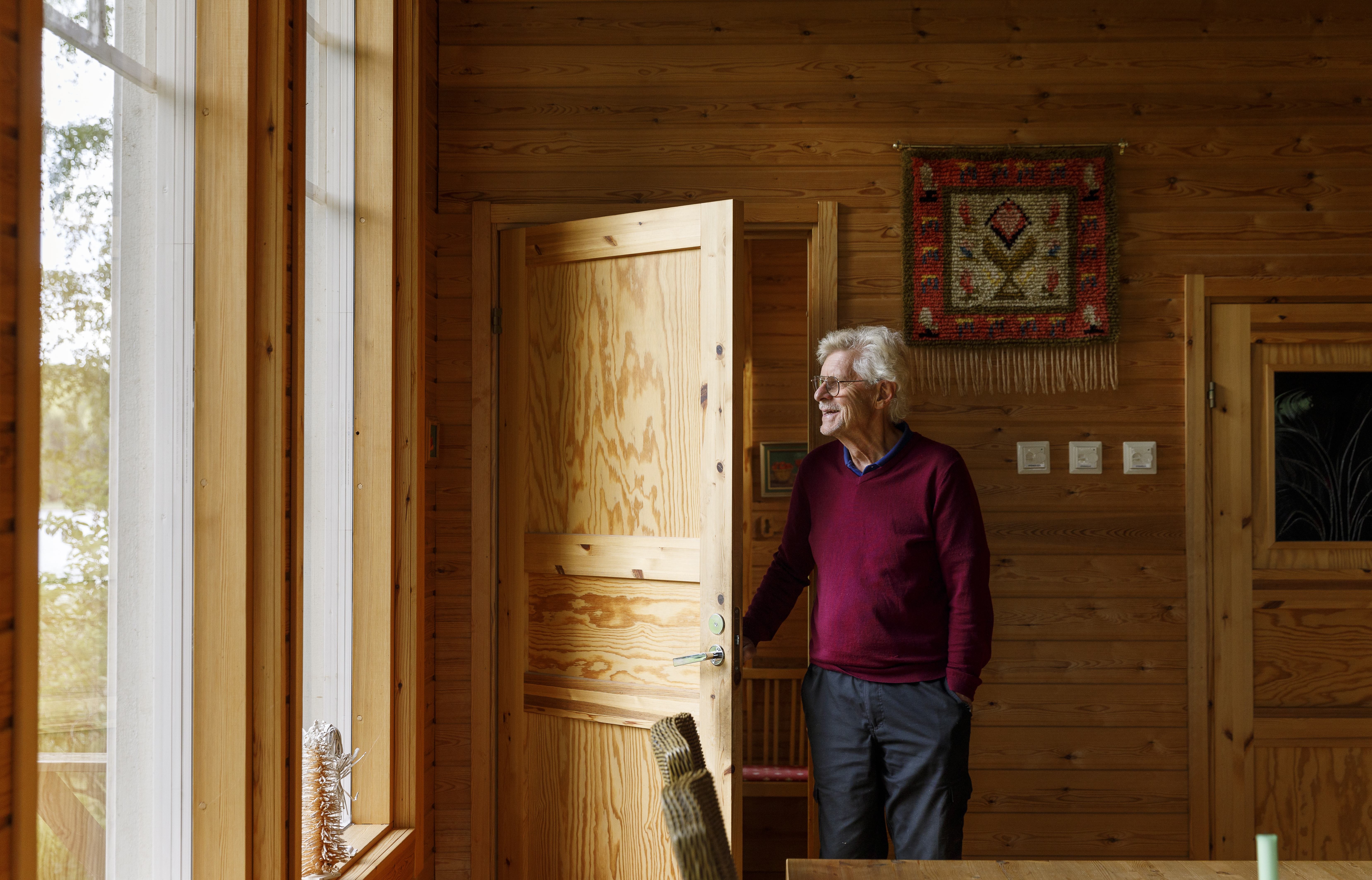 – Joskus sitä oikein yllättyy, että näin helkkarin vanhanakin voi vielä pysyä pystyssä ja katsoa eteenpäin.