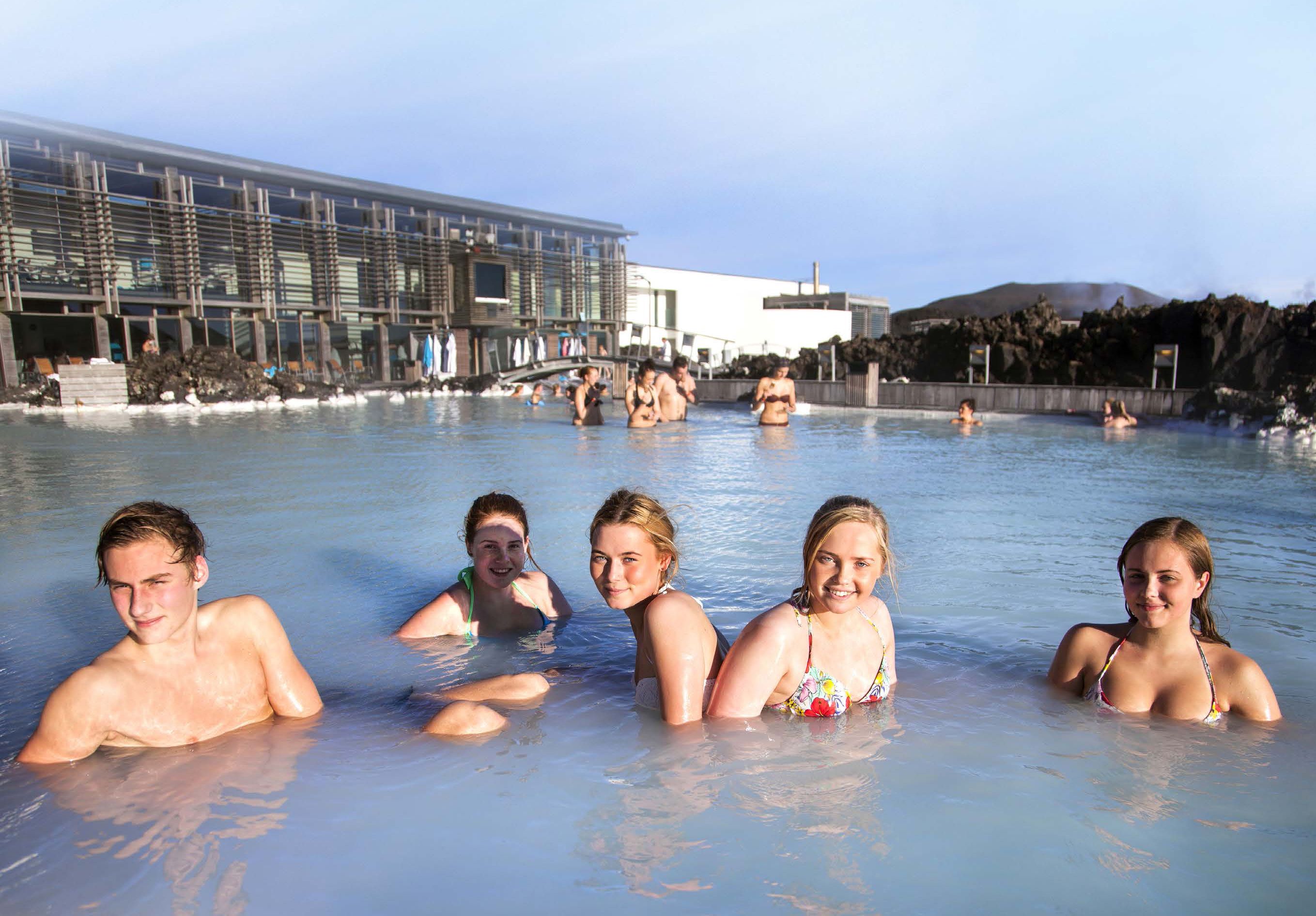 Kokeile kylpeä maitomaisessa vedessä keskellä laavakenttää. Blue Lagooniin on vain 20 kilometriä lentokentältä.