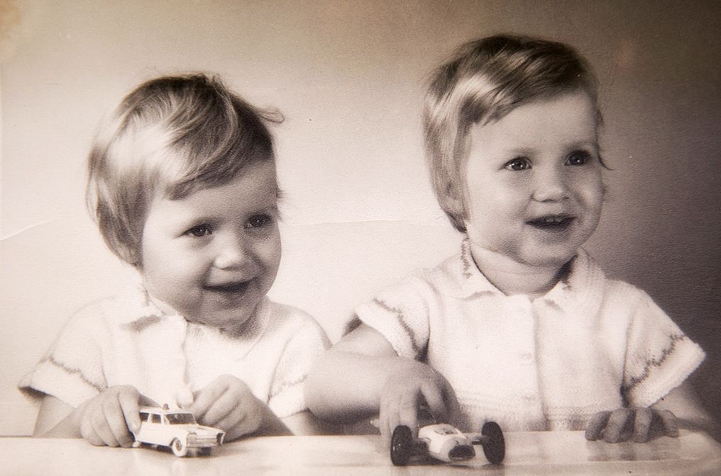 Chanette ja Charlotte vuonna 1968. Jo tuolloin peltiautot viehättivät enemmän kuin nuket.