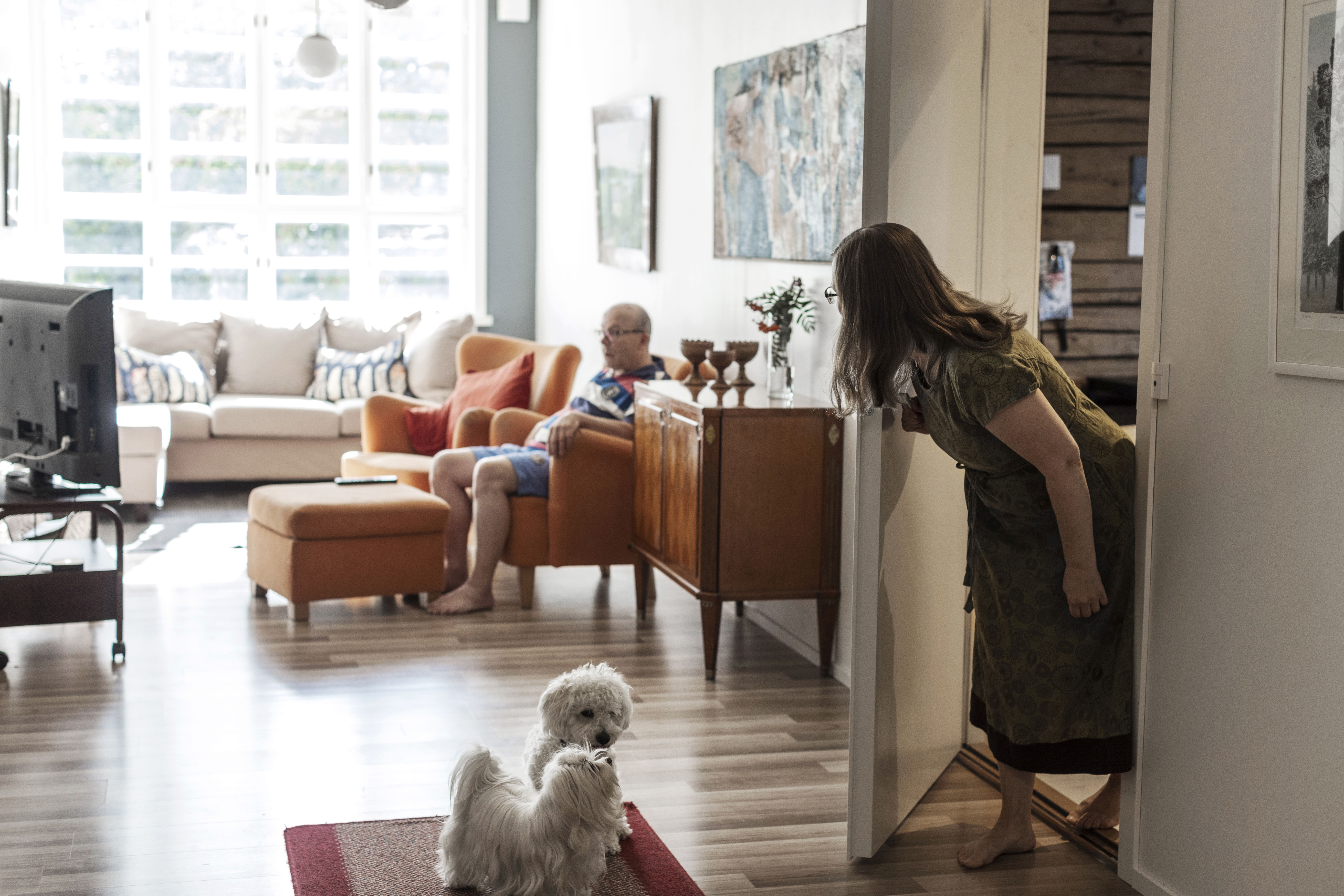 Kun Marianne avaa huoneensa oven, hän on heti seitsemän asunnon yhteisessä olohuoneessa.