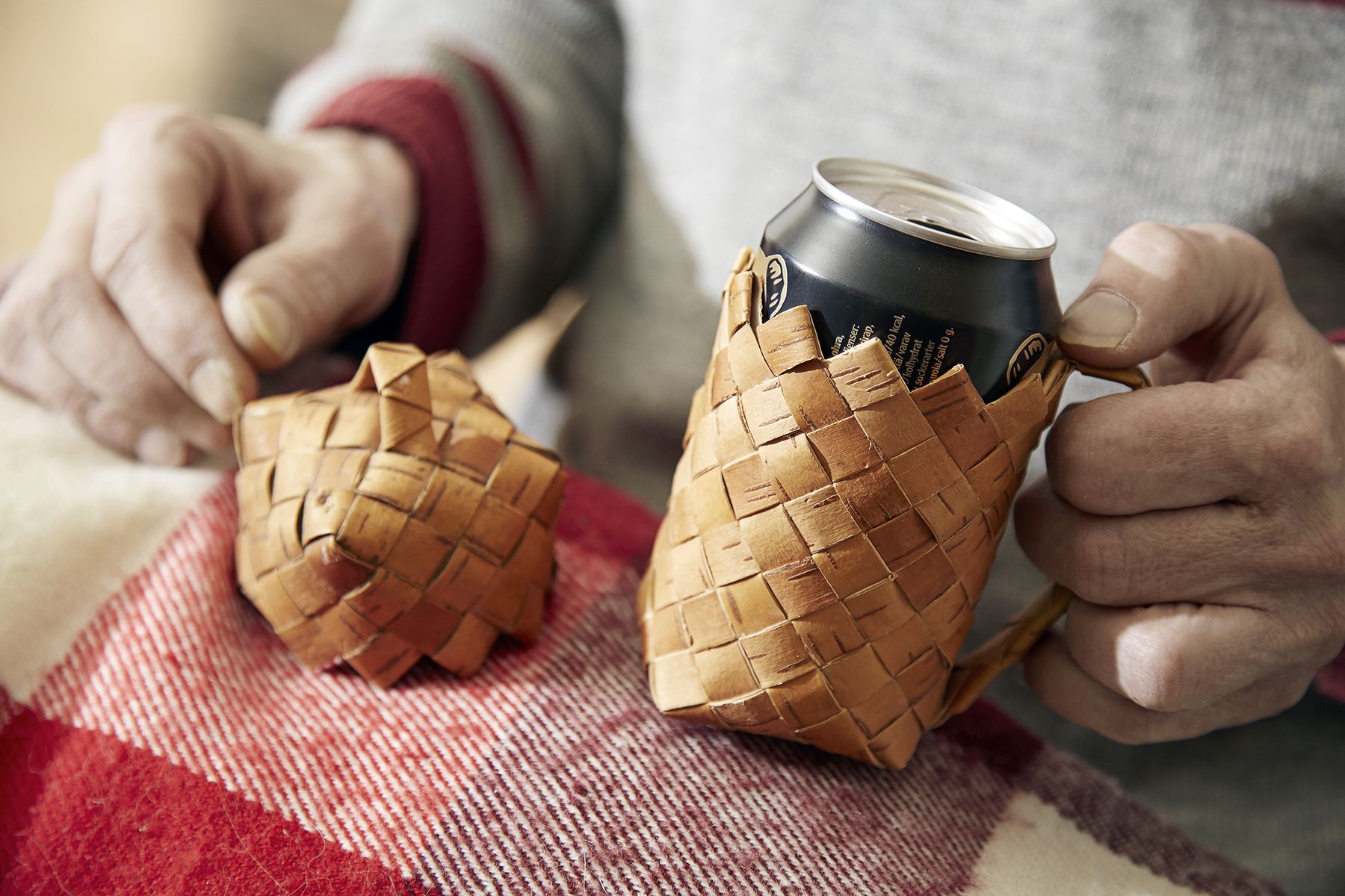 Oluttölkkiä verhoaa 9 metriä tuohinauhaa.