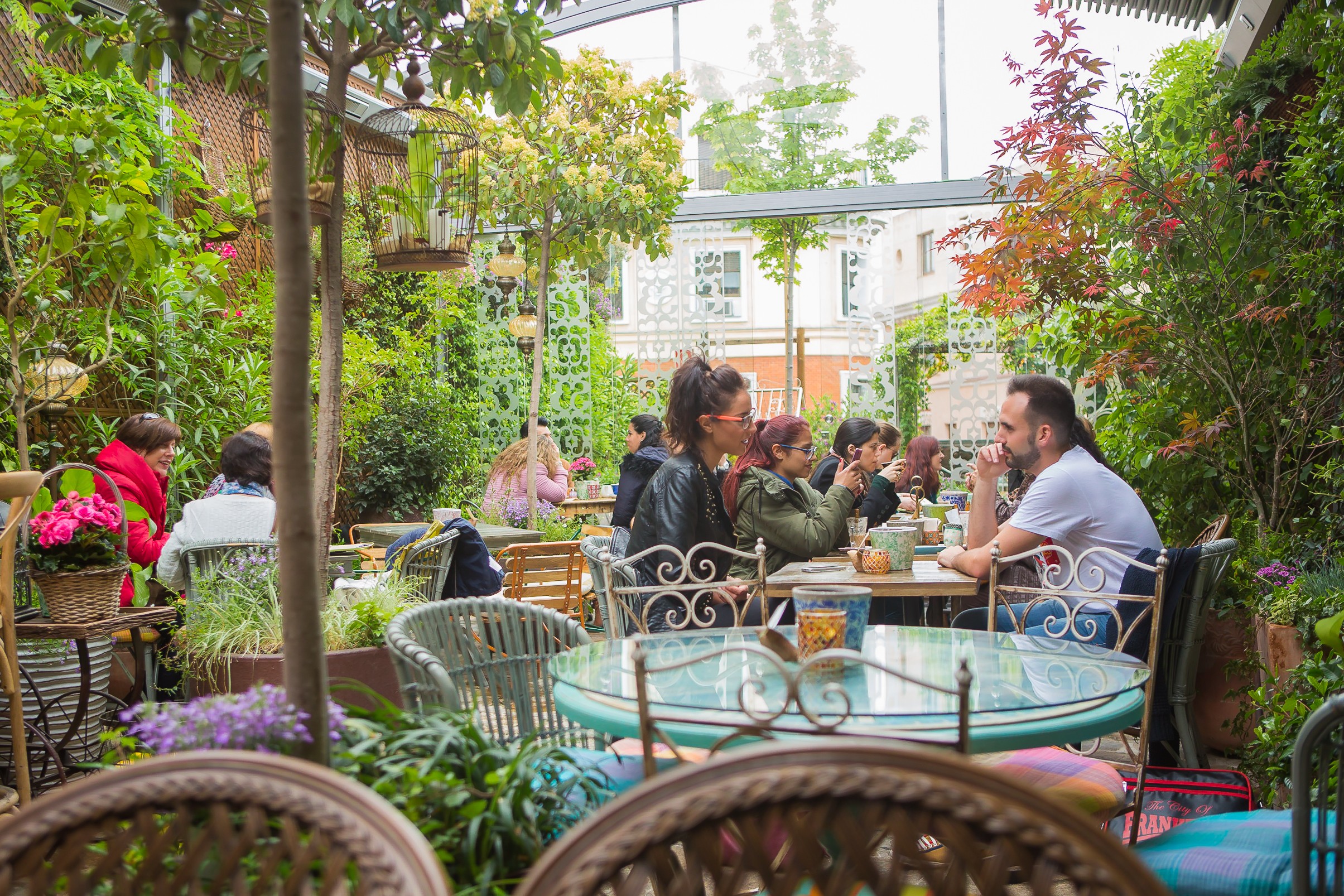 Salainen puutarha tarjoaa yllätyksiä myös sisäpihalla.