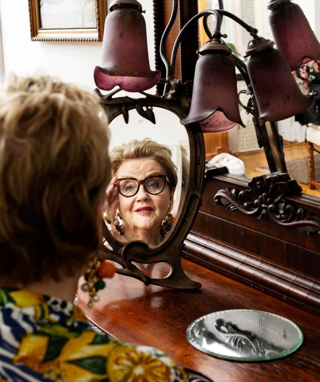 Aina kun Liisamaija on saanut kirjoittamansa kokoillan näytelmän valmiiksi, hän on hankkinut lampun. Kuvan valaisin on yksi niistä.