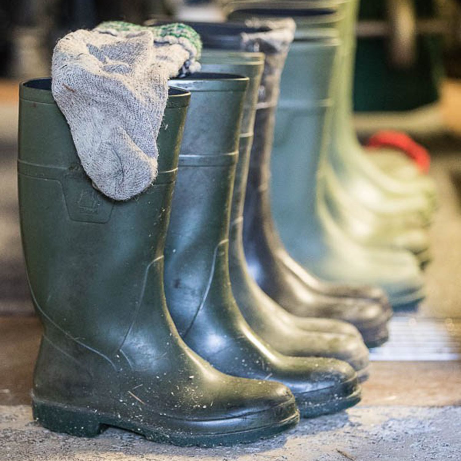 Vain saappaat eivät kestä isältä pojalle.