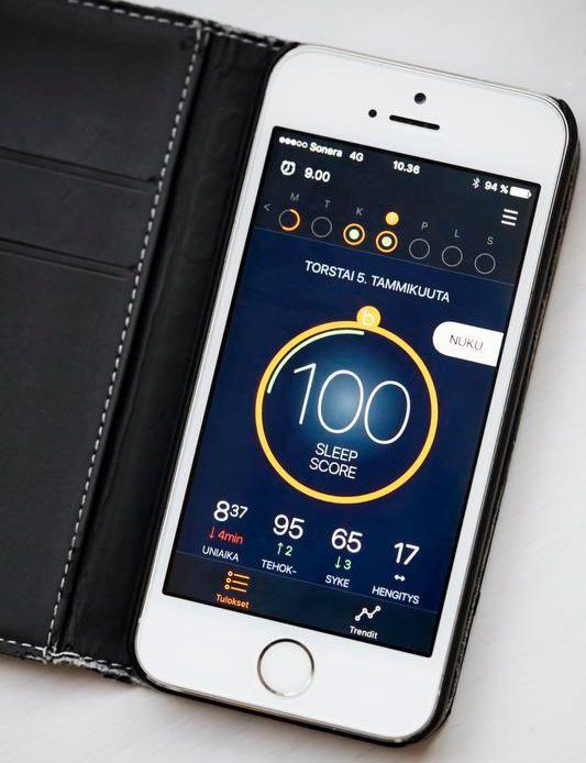 Puhelimiin saa sovelluksia, jotka auttavat unen seuraamisessa.