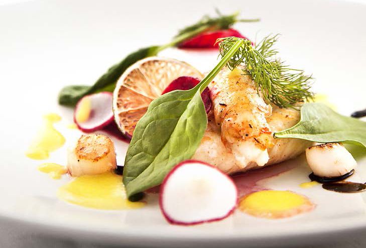 Fiini kalaillallinen: turskaa retiisin, rillin, basilikan ja juuresmuusin kera.