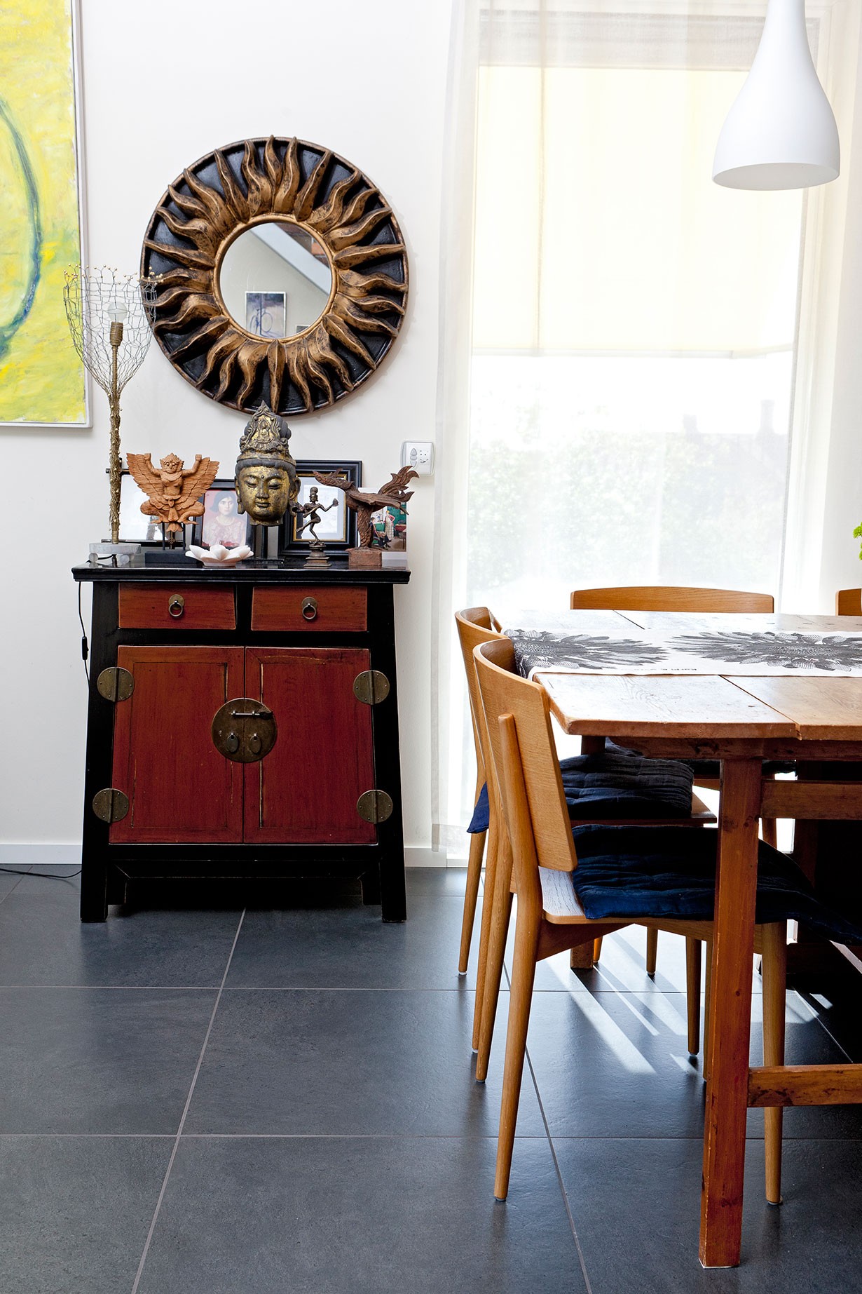 Peili on Tukholmasta, aasialainen lipasto omasta liikkeestä. 