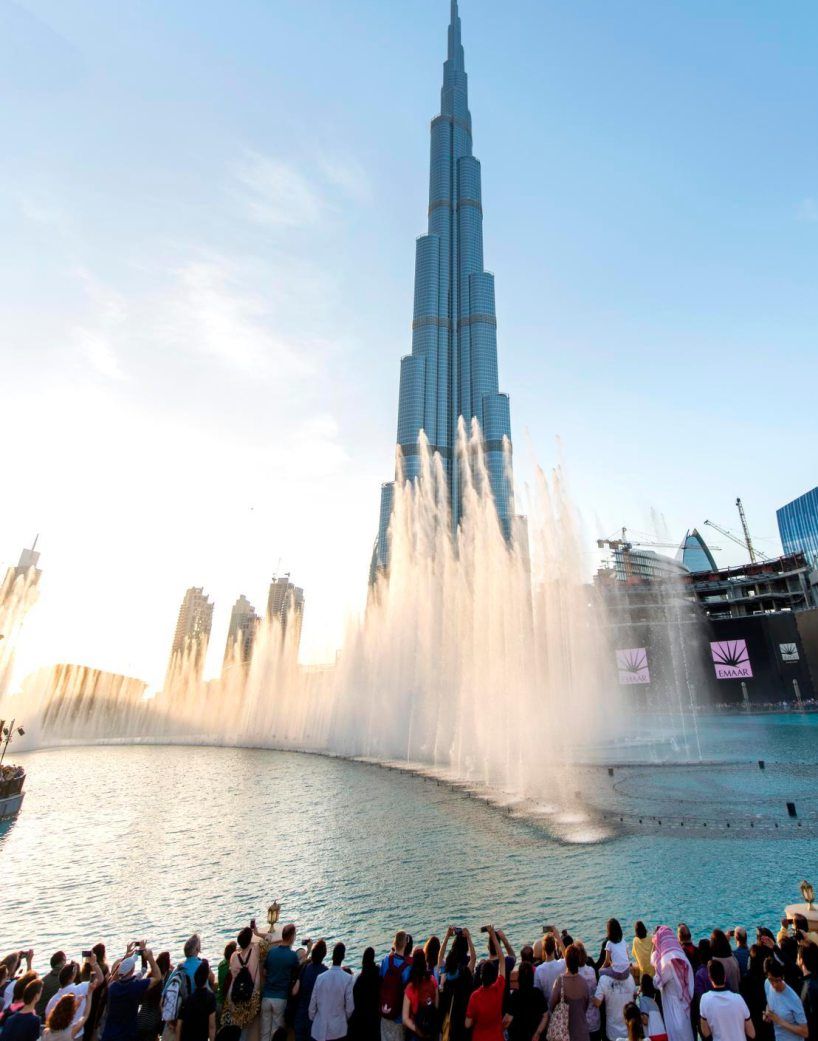 Burj Khalifan juurella näkee iltaisin maksutta suihkulähdeshown.