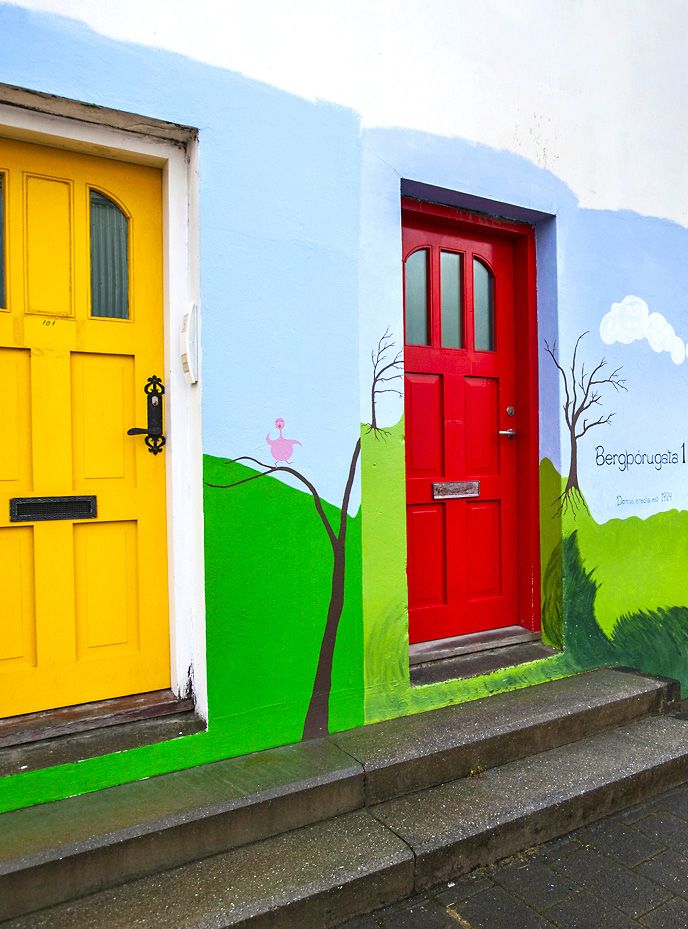 Reykjavikissa värejä käytetään reippaasti.