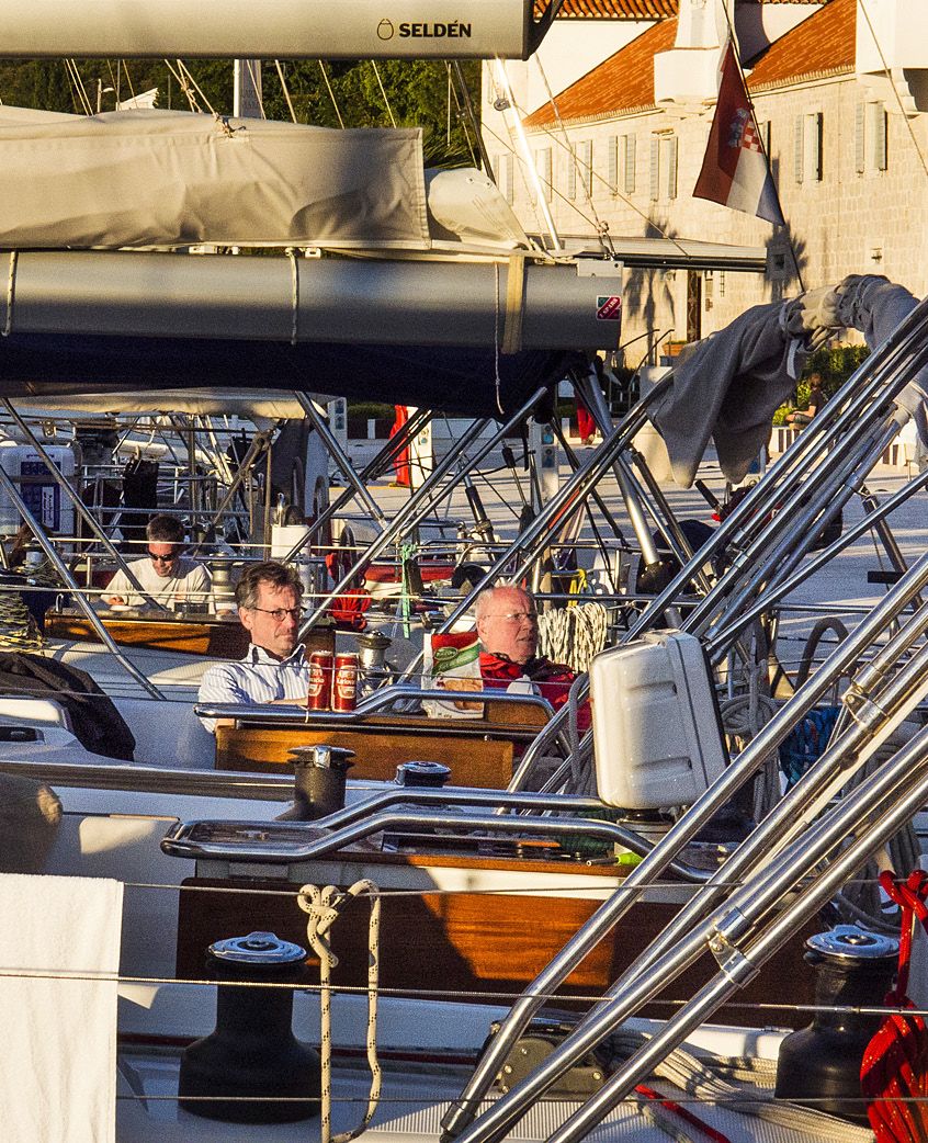 Moni seilori on niin kiintynyt veneeseensä, ettei malta jättää sitä satamassakaan.