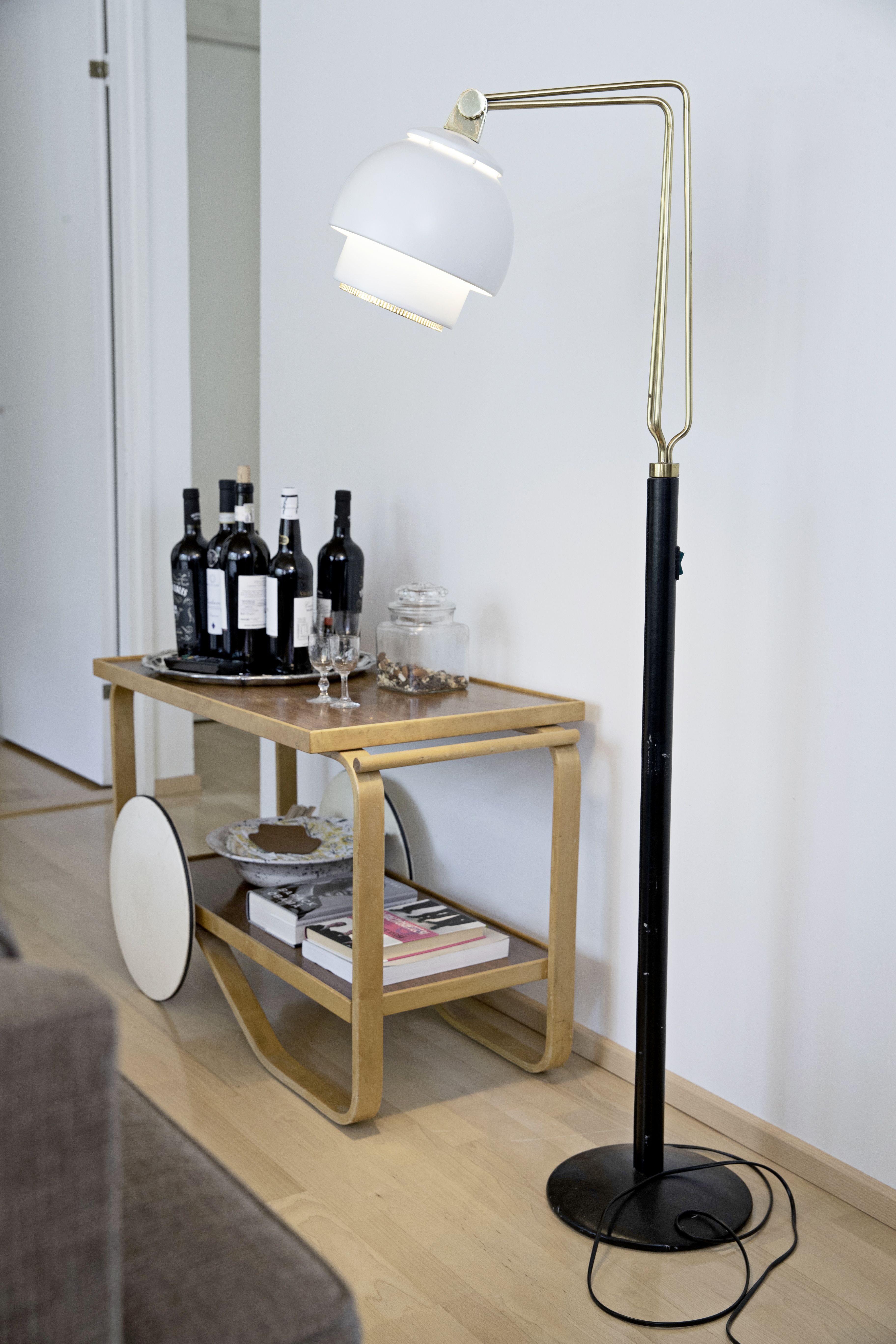 Artekin tarjoiluvaunun vieressä on ensimmäinen Alvar Aallon suunnittelema jalkalamppu, A812.